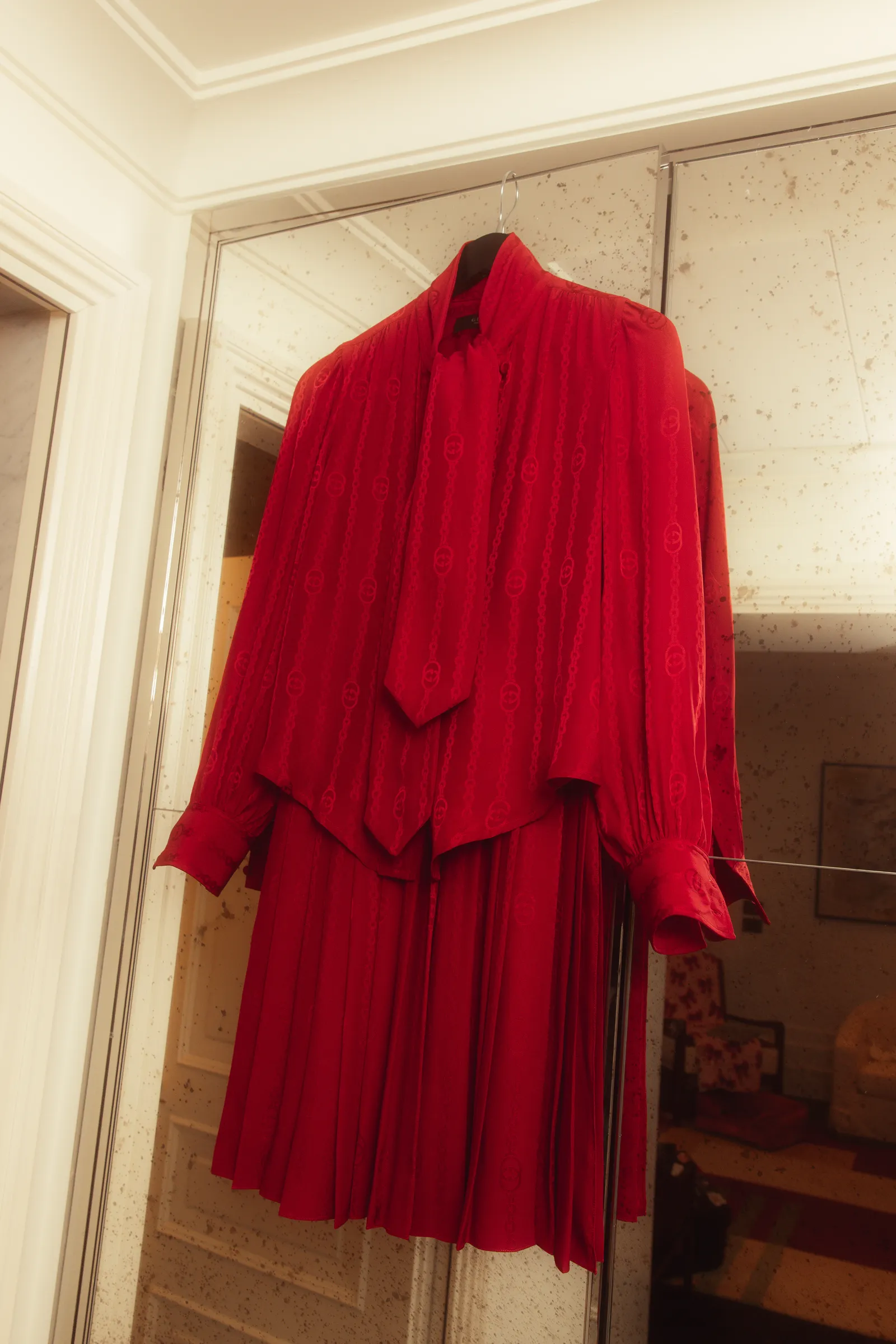 התמונה עשויה להכיל בגדי חולצה ללבוש פורמלי מעיל מעיל ושרוול