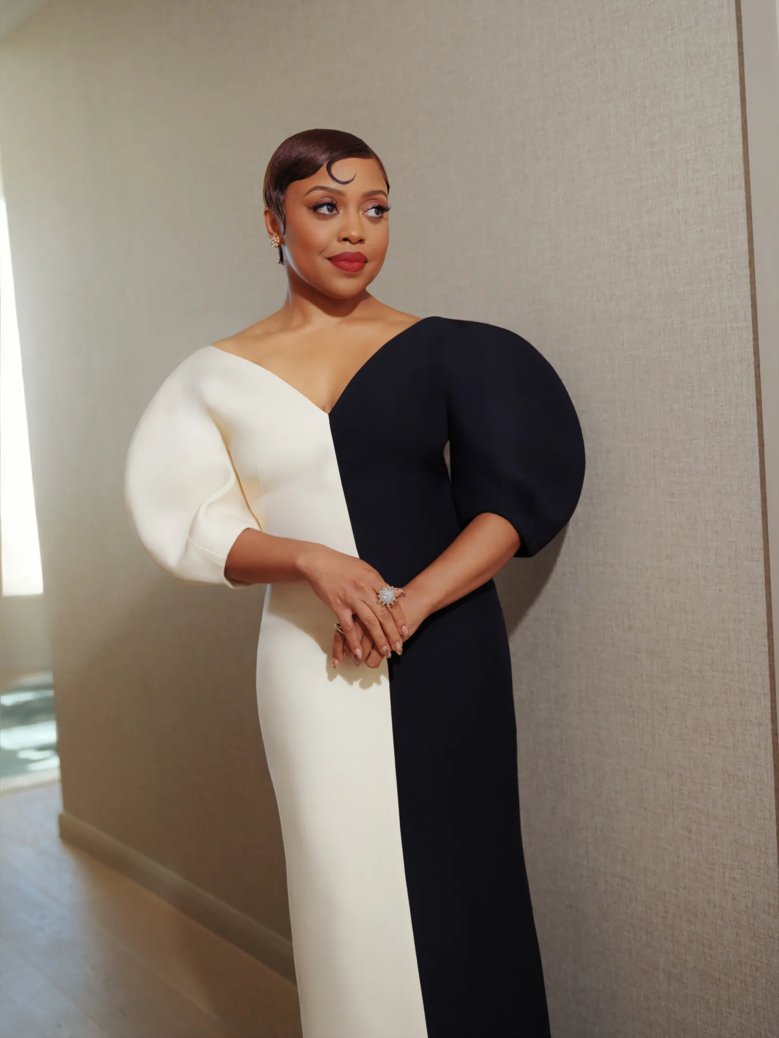 התמונה עשויה להכיל בגדים שמלת ערב שמלת ערב ללבוש רשמי אדם מבוגר שמלת אופנה שמלת כלה ושמלת כלה