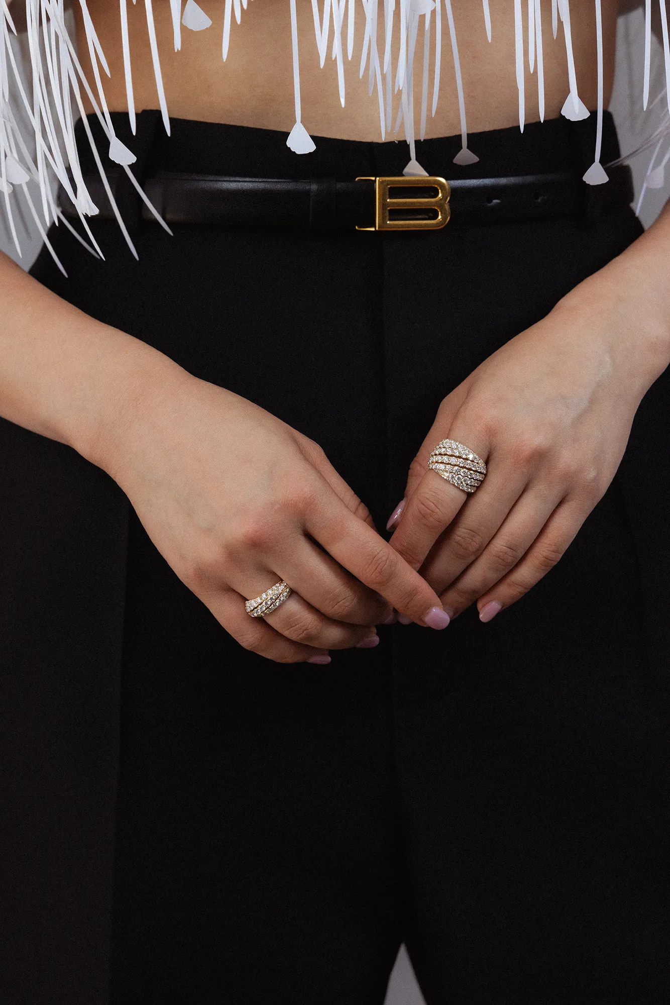 התמונה עשויה להכיל אביזרים חלק גוף אצבע יד אדם חגורת יהלום אבן חן ותכשיטים