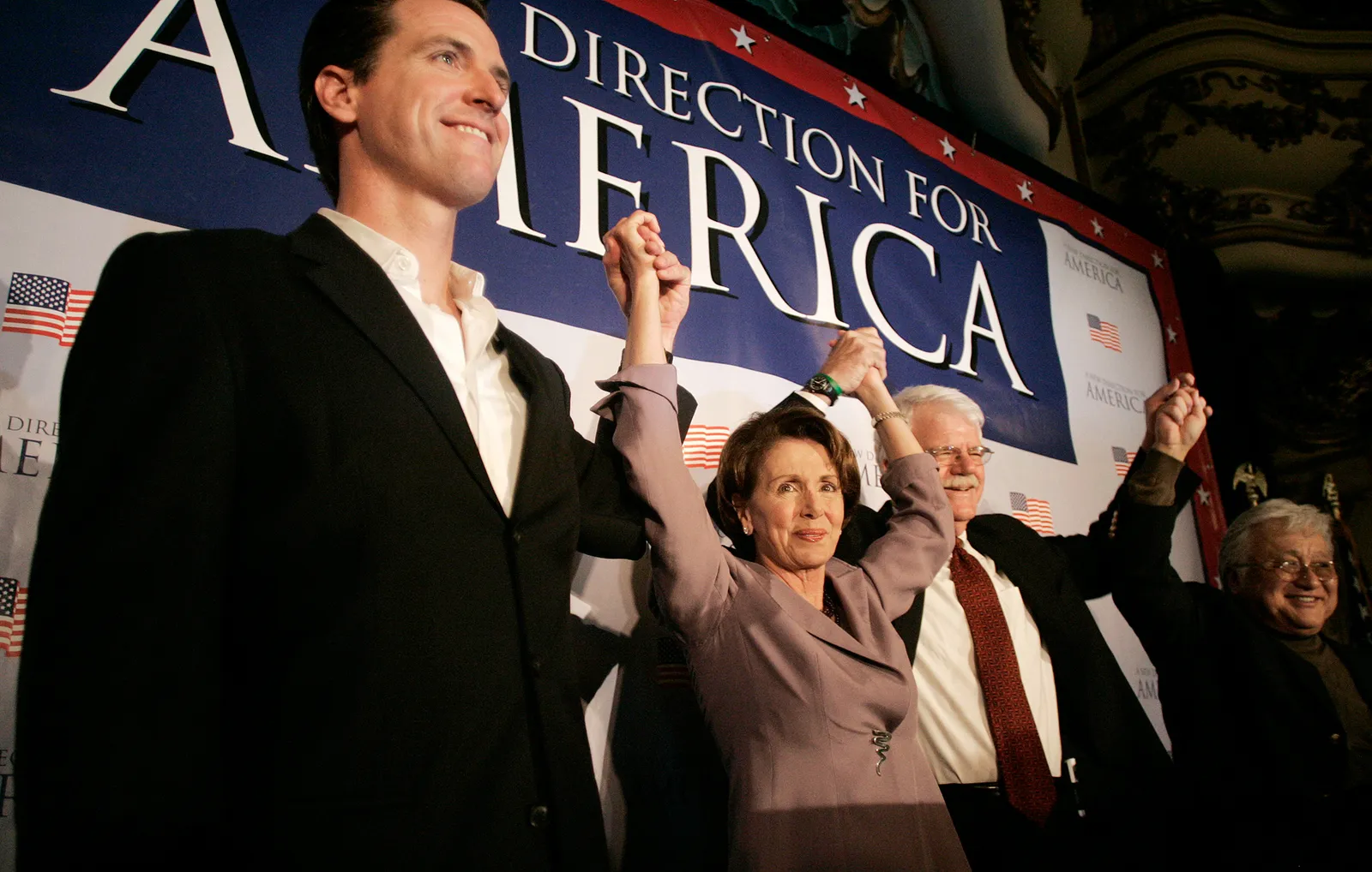 התמונה עשויה להכיל את Gavin Newsom ננסי פלוסי אורלי אשנפלטר בלייזר מעיל מעיל לבוש וחליפה רשמיים