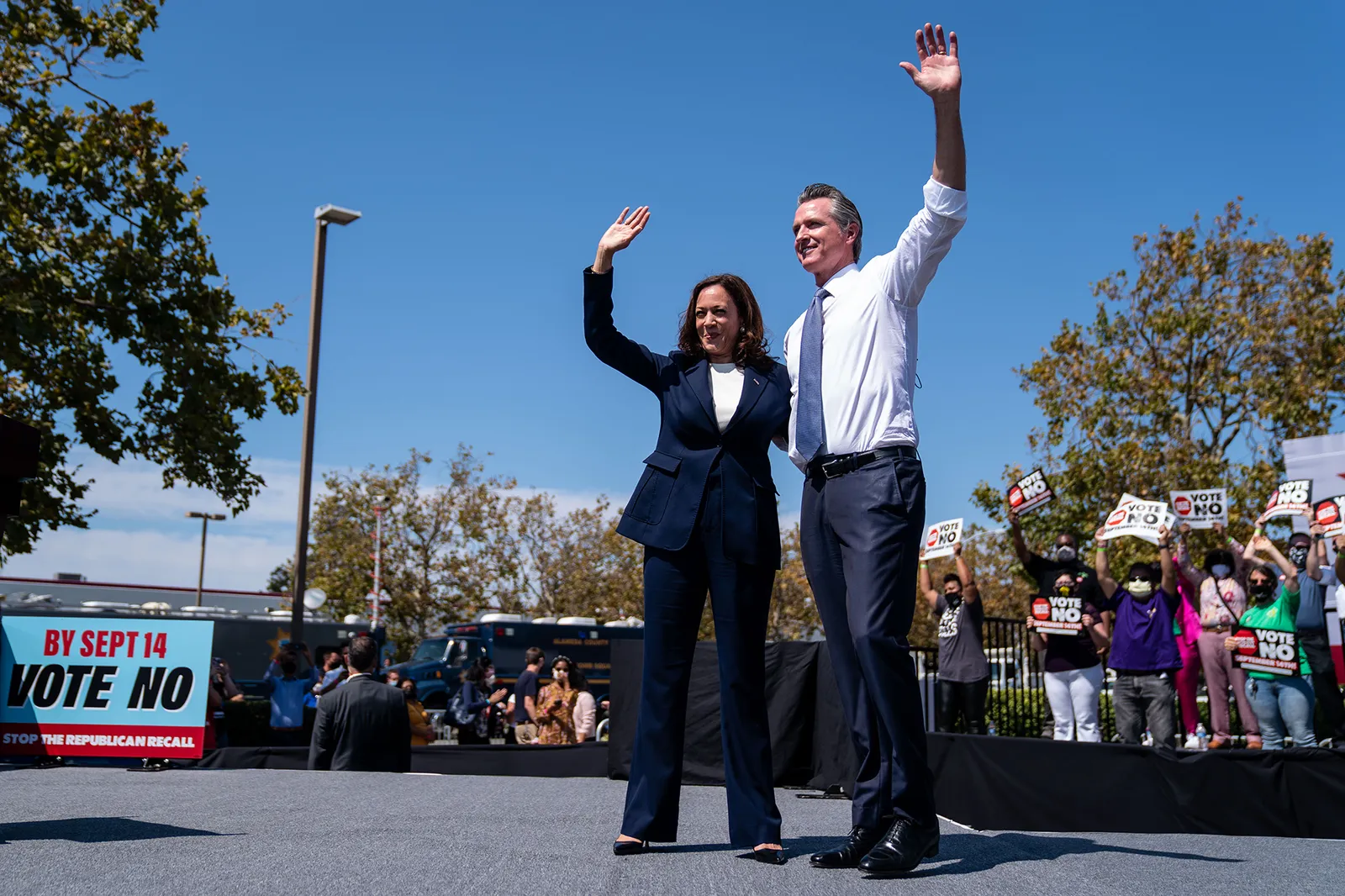 התמונה עשויה להכיל את Gavin Newsom Kamala Harris ראש אדם פנים ביגוד למבוגרים שמח ביגוד לבוש רשמי חליפת ניצחון