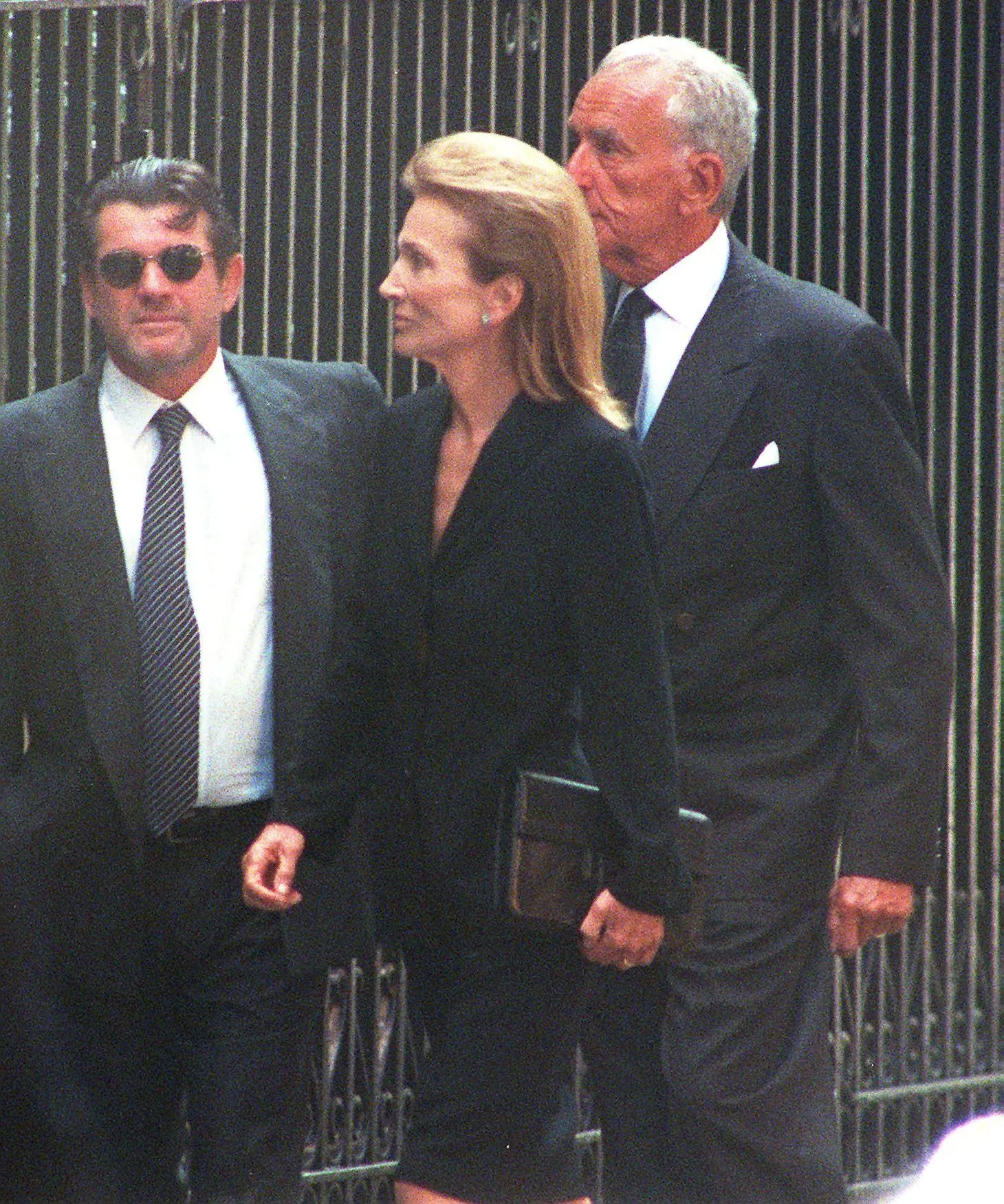 התמונה עשויה להכיל את Jann Wenner Lee Radziwill בלייזר ביגוד מעיל מעיל אביזרי משקפי שמש לבישה ועניבה רשמית