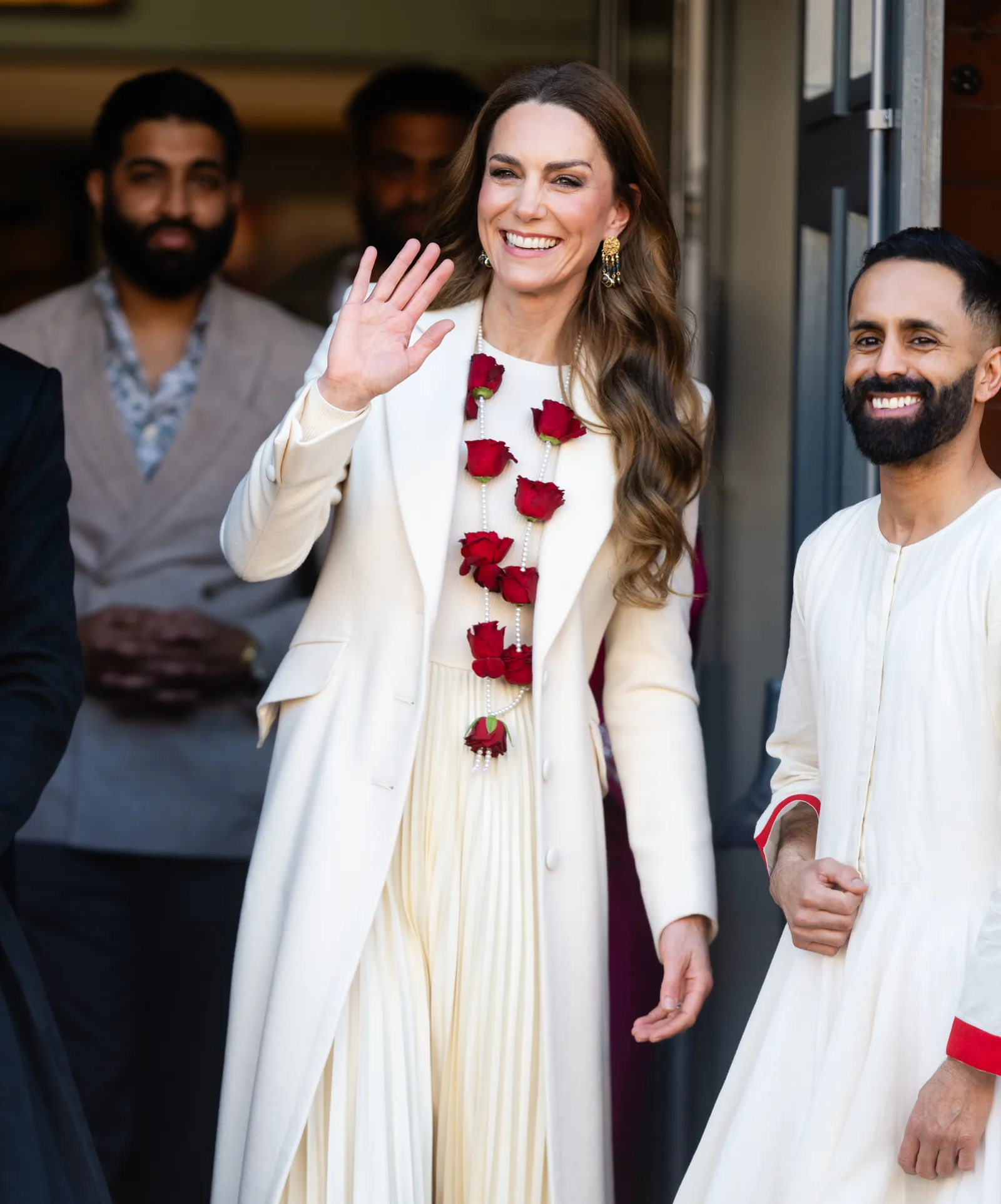 התמונה עשויה להכיל Micheal Ward פנים ראש אדם ביגוד מעיל מבוגרים חיוך שמח חתונה אנשים ופוטובומבינג