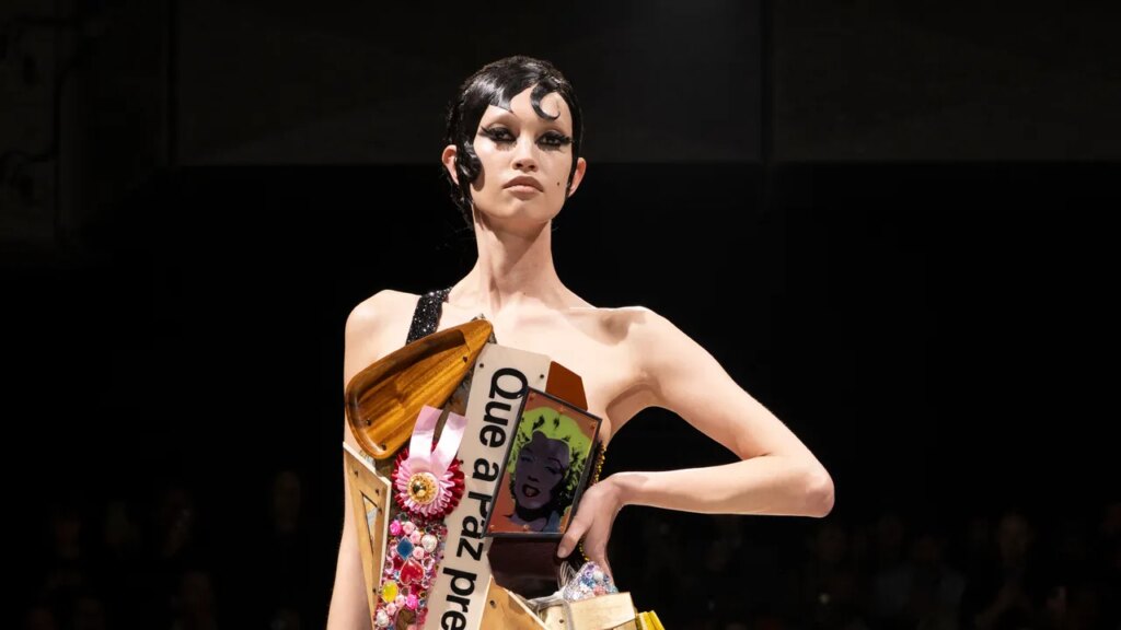 שבוע האופנה בפריז מרחיק עולם במלחמה