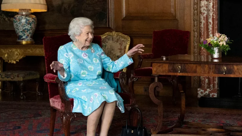 הצצה נדירה לתוך החדרים הפרטיים של המלכה אליזבת השנייה בארמון הולירודהאוס