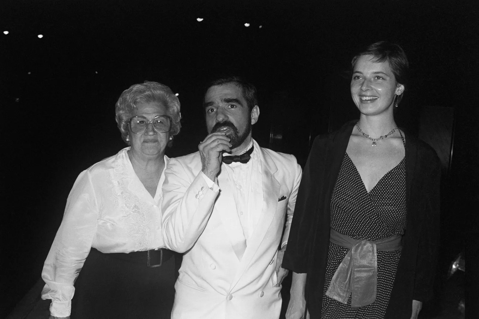 התמונה עשויה להכיל את מרטין סקורסזה קתרין סקורסזה מכשיר חשמלי מיקרופון חולצה חולצה פנים וראש