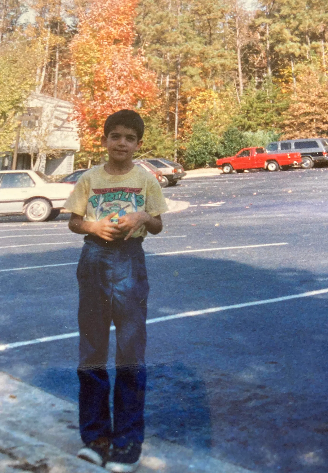 התמונה עשויה להכיל בגדים מכנסיים צילום פנים ראש אדם דיוקן ג'ינס רחוב עירוני רכב וסוב