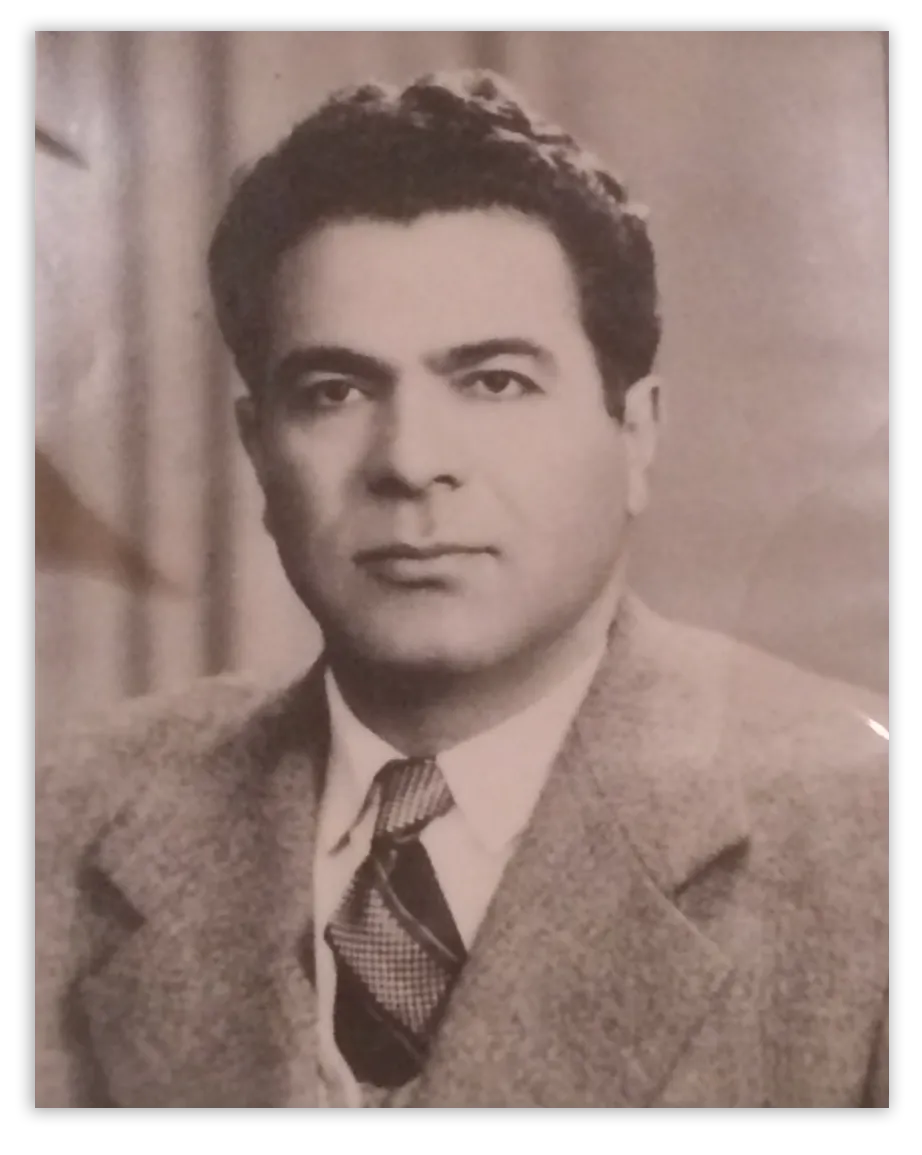 התמונה עשויה להכיל Andranik Madadian אביזרים לבוש רשמי עניבה פנים ראש אדם צילום דיוקן ומבוגרים