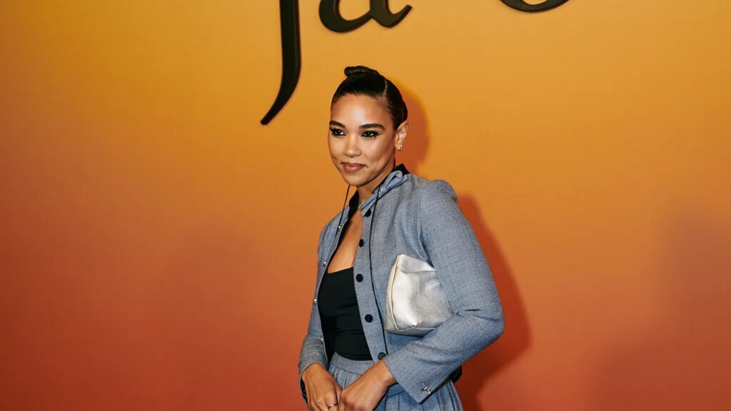 פרנסיס קורקדג'יאן של דיור אומר שהוא "עשה פלגיאט" של ריהאנה כדי ליצור ג'אדור אינטנסיבי