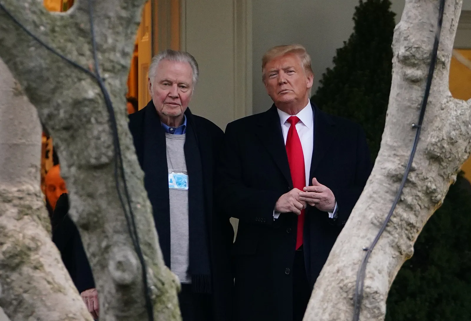 התמונה עשויה להכיל את Jon Voight Donald Trump בלייזר מעיל מעיל אנשים אדם פנים ראש וצילום