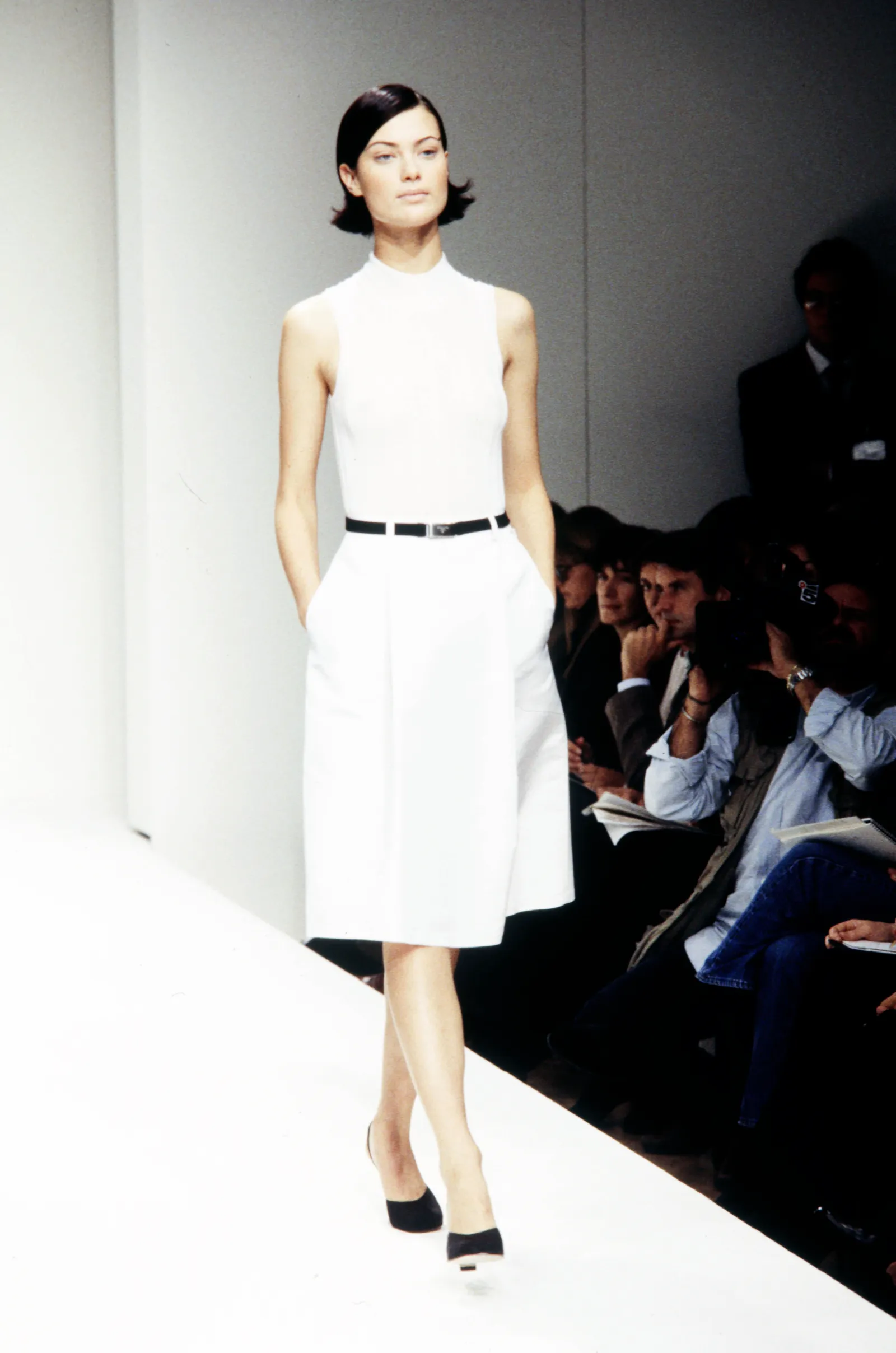 התמונה עשויה להכיל שלום הארלו אדם מבוגר בגדי אופנה אביזרי שמלה חגורה פנים וראש