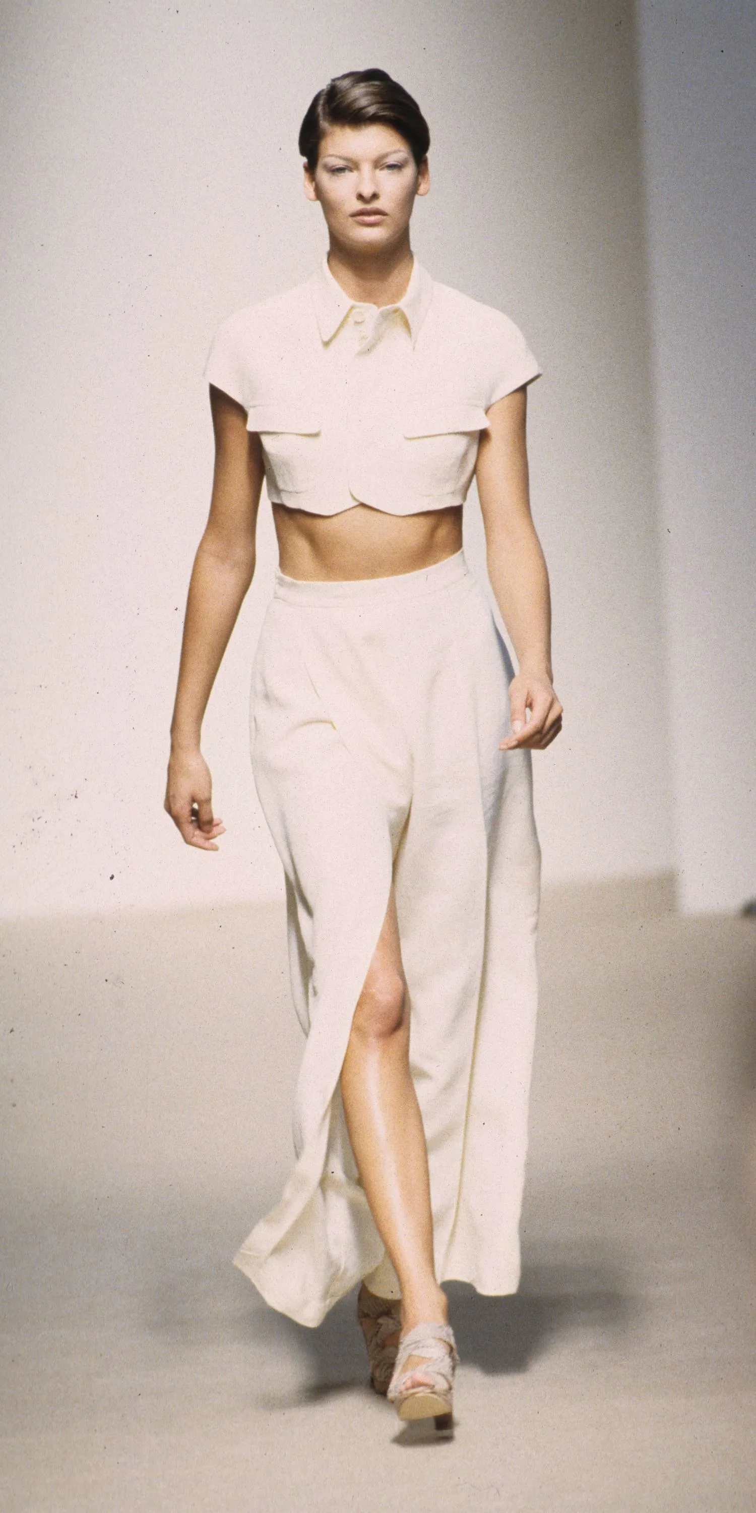 התמונה עשויה להכיל את לינדה אוונגליסטה חולצה שרוול אופנה ומכנסיים למבוגרים