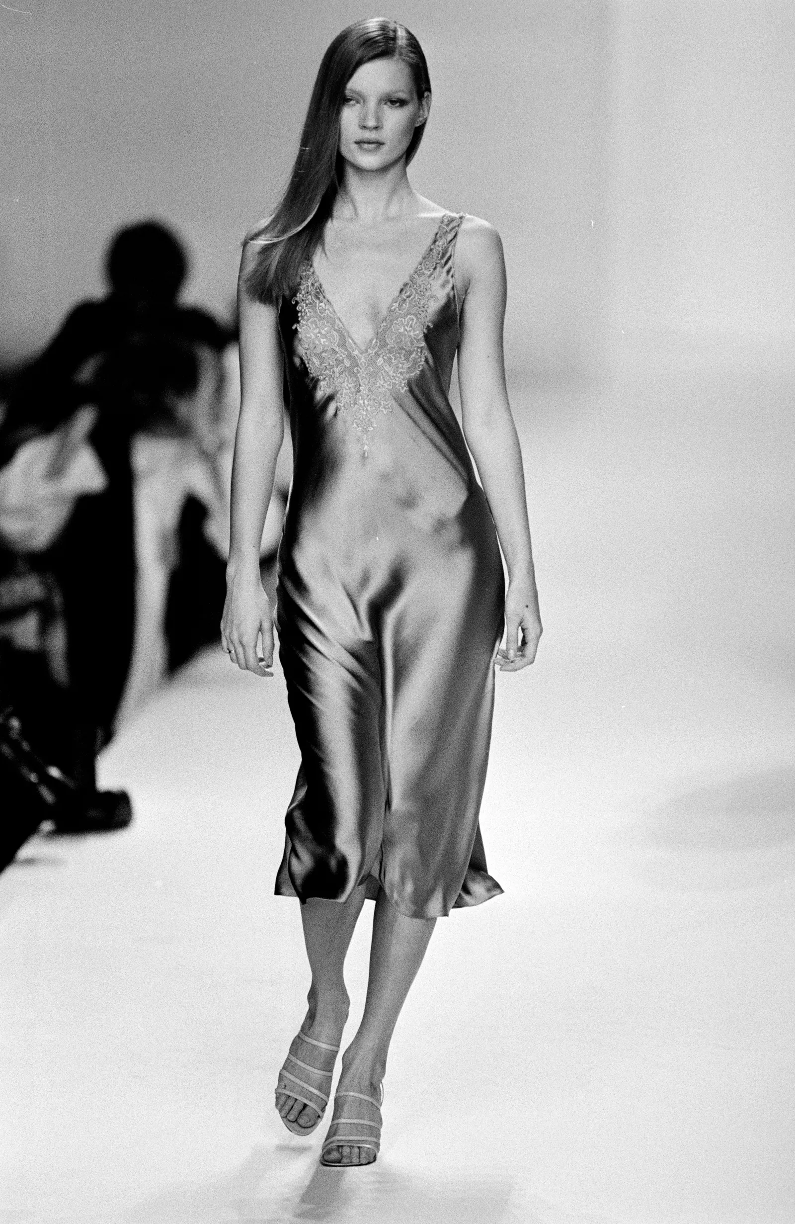 התמונה עשויה להכיל קייט מוס בגדי אופנה שמלת אדם מבוגר ללבוש רשמי שמלת פנים וראש