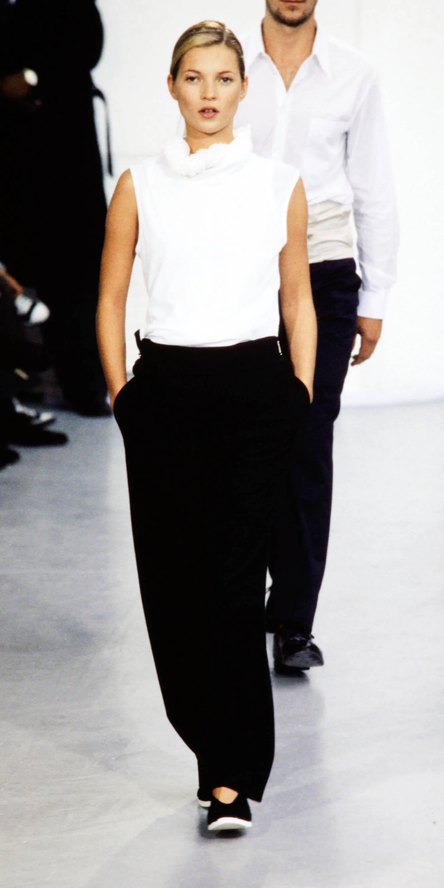 התמונה עשויה להכיל קייט מוס בגדי חולצה מכנסיים עם שרוולים ארוכים חולצה לאדם מבוגר חולצה לילד וללבוש רשמי