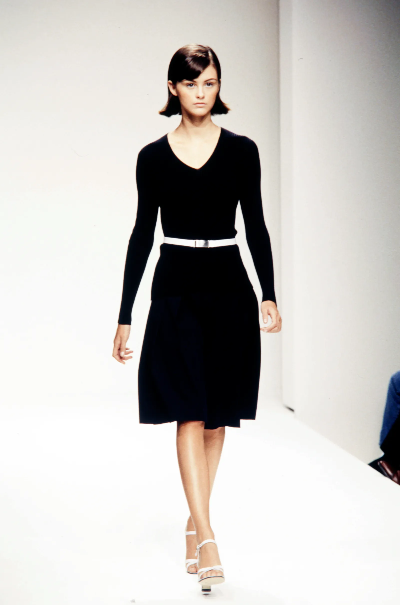 התמונה עשויה להכיל Trish Goff בגדי שמלת שרוול ארוך שמלת אדם מבוגר חצאית פנים ראש ושמלת ערב