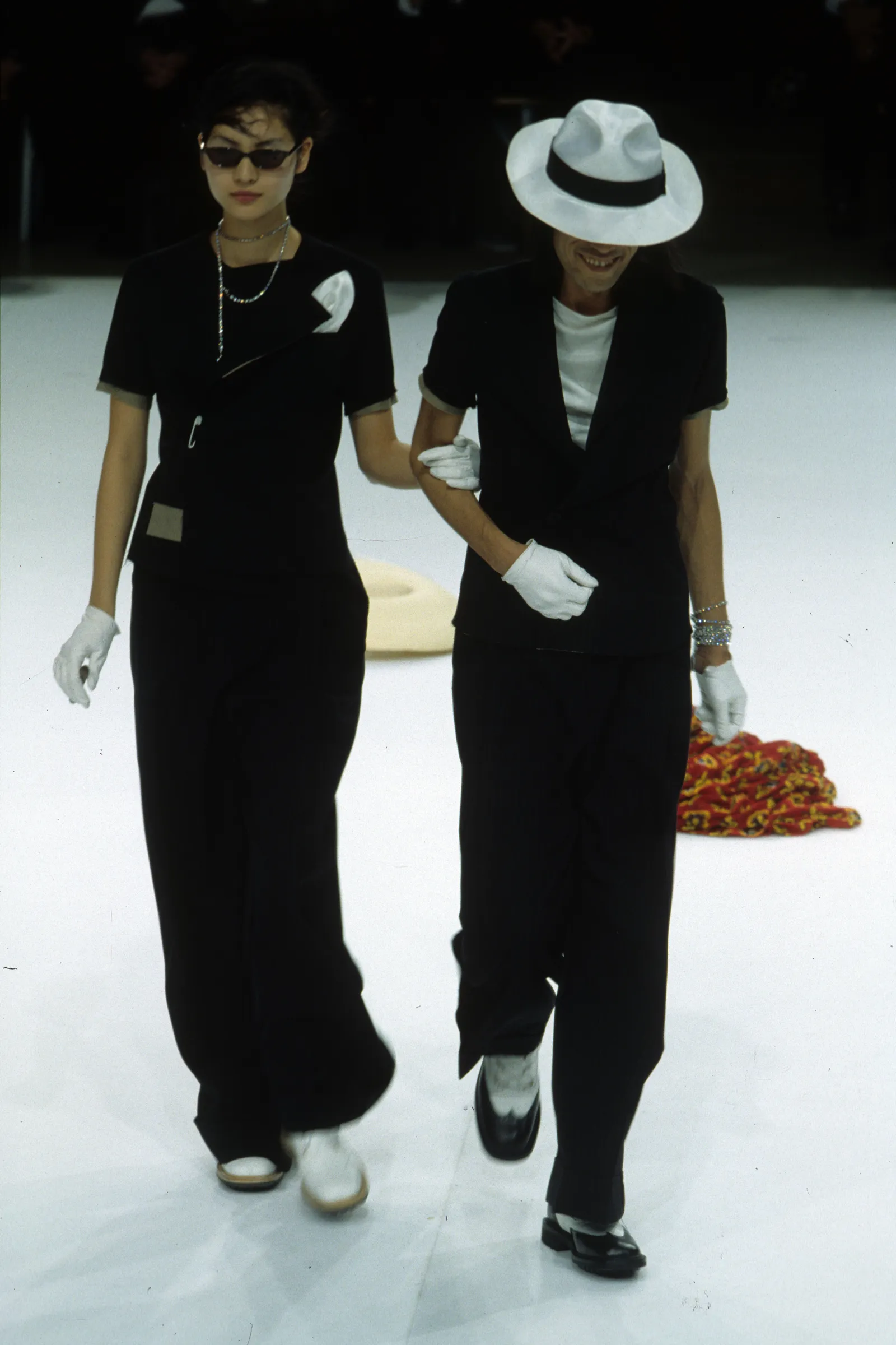 התמונה עשויה להכיל Rino Nakasone Razalan אדם בגדי כפפה חליפת כובע למבוגרים הנעלה ונעל