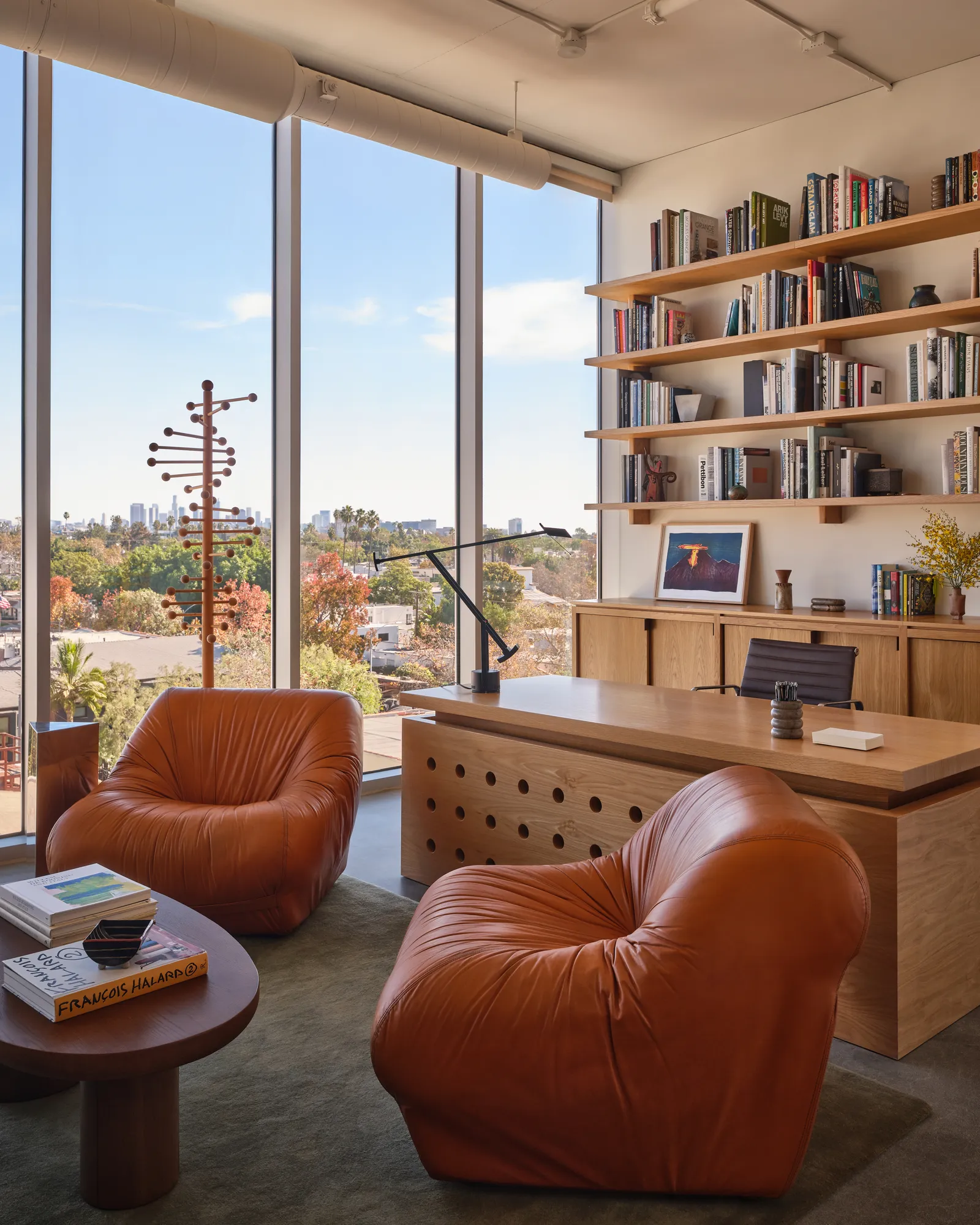 התמונה עשויה להכיל ריהוט ספר פרסום שולחן אדריכלות בניין בתוך סלון חדר וכיסא