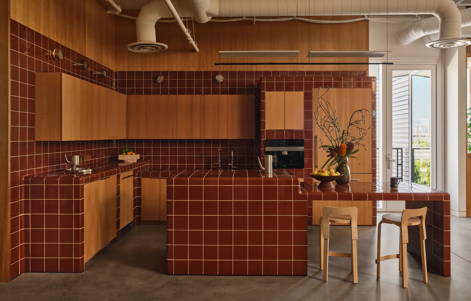 התמונה עשויה להכיל עיצוב פנים בתוך הבית כיור מטבח וברז כיור