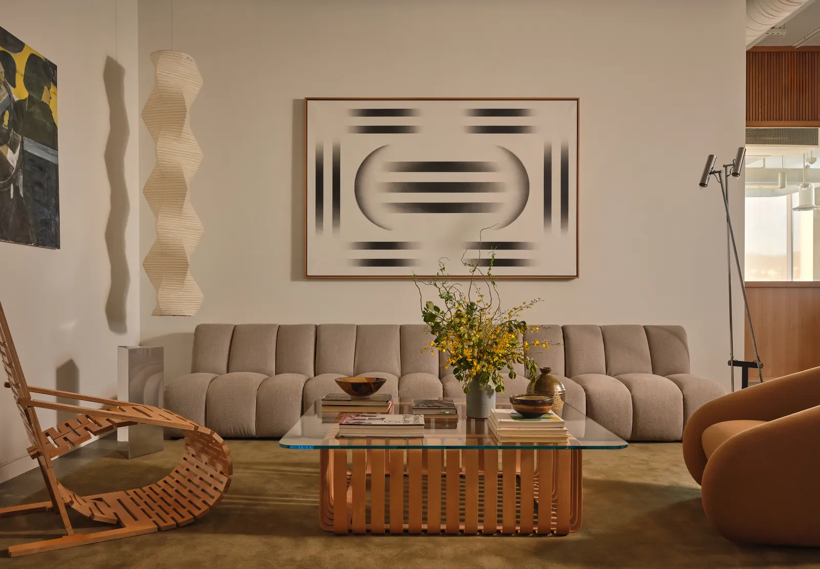 התמונה עשויה להכיל שולחן קפה ריהוט שולחן אדריכלות בניין בתוך סלון סלון ועיצוב פנים