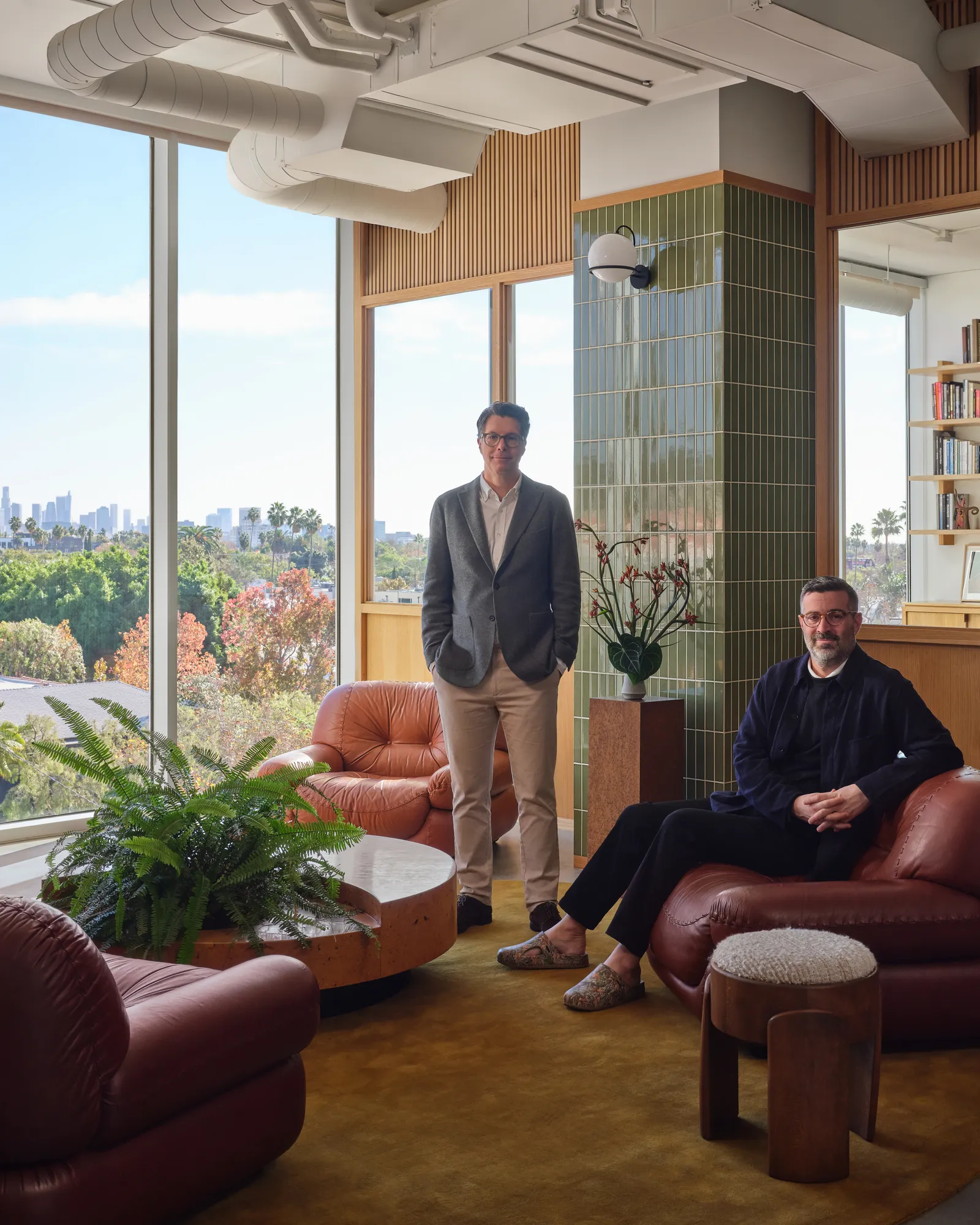 התמונה עשויה להכיל את Michael Schaefer ריהוט לאדם מבוגר בבית אדריכלות בניין ביגוד ומעיל מבואה