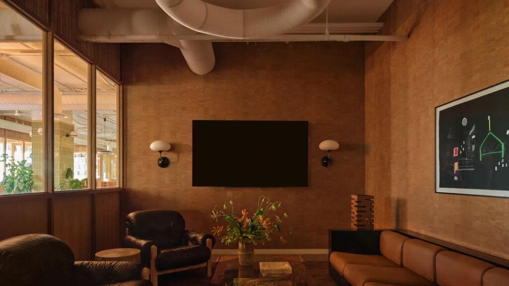 סיור בקולנוע של מחלקה M, פרנק-גרי מילא את משרד הוליווד