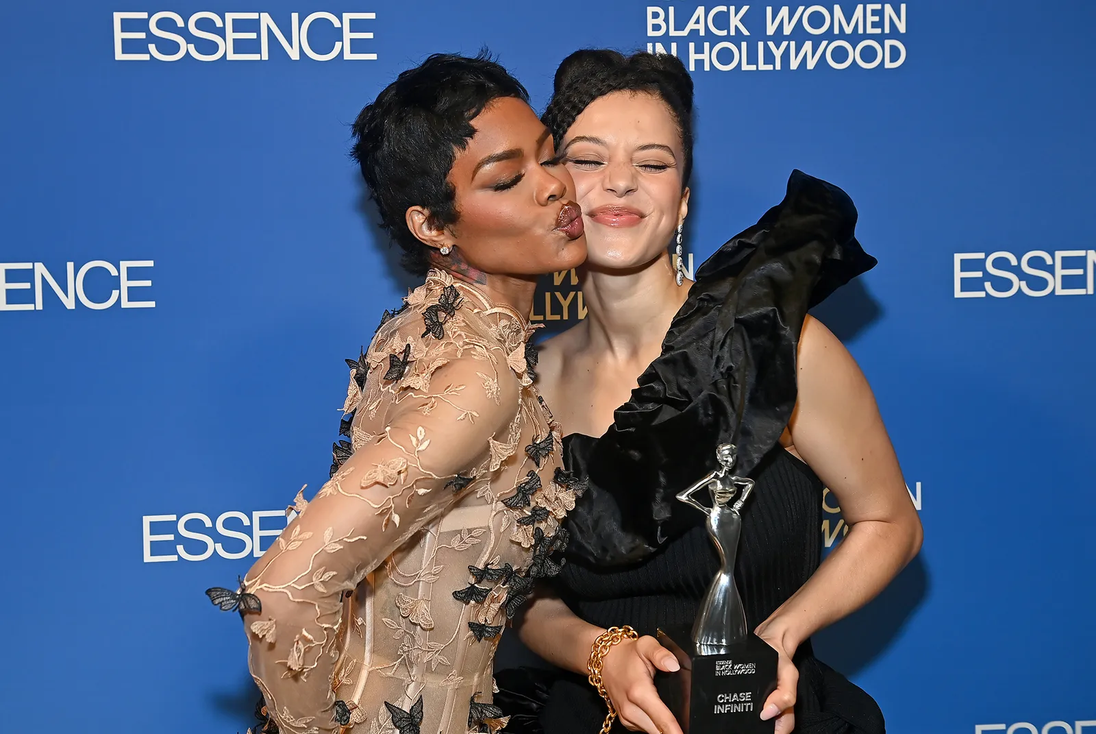 התמונה עשויה להכיל את Teyana Taylor Kyssing Person רומנטית למבוגרים חתונה צילום פנים ראש ודיוקן