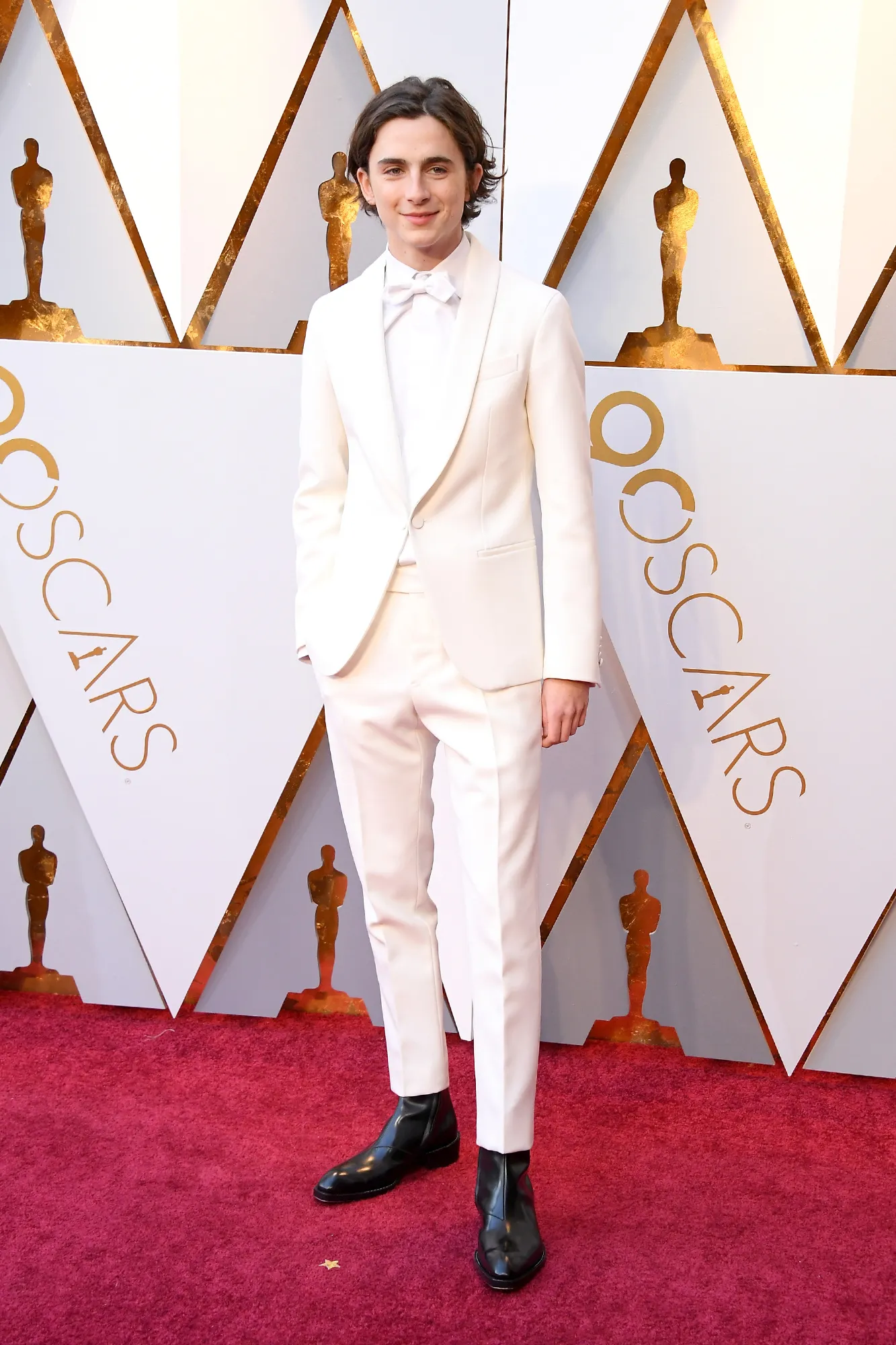 התמונה עשויה להכיל את Timothe Chalamet בגדי לבוש רשמי חליפת אופנה אדם עומד מבוגר וטוקסידו