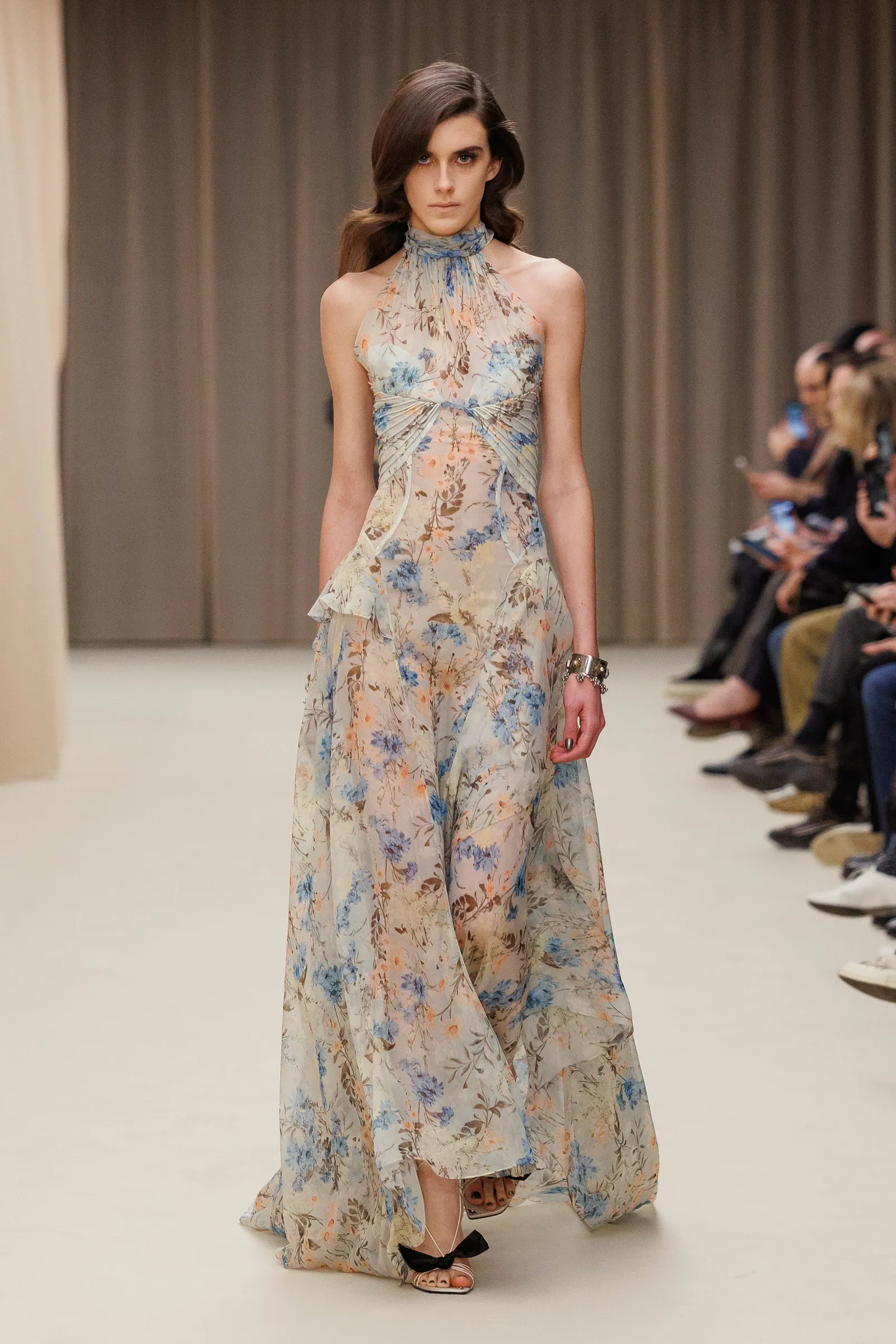 התמונה עשויה להכיל בגדים שמלת שמלת ערב שמלת אופנה שמלת כלה שמלת כלה למבוגר ואדם