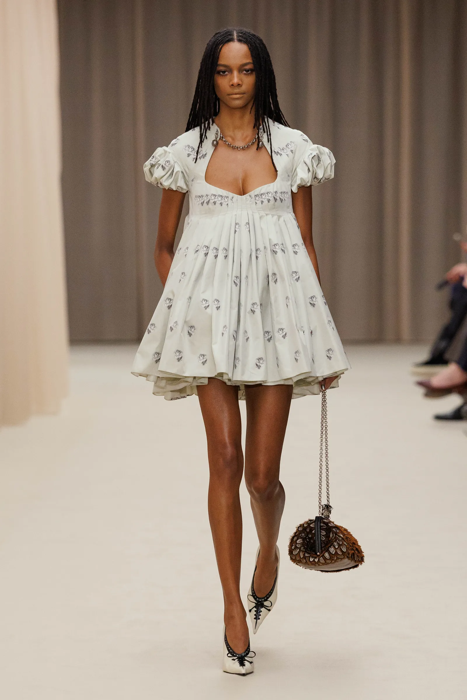 התמונה עשויה להכיל שמלת אופנה שרוול בגדים אדם מבוגר וחצאית