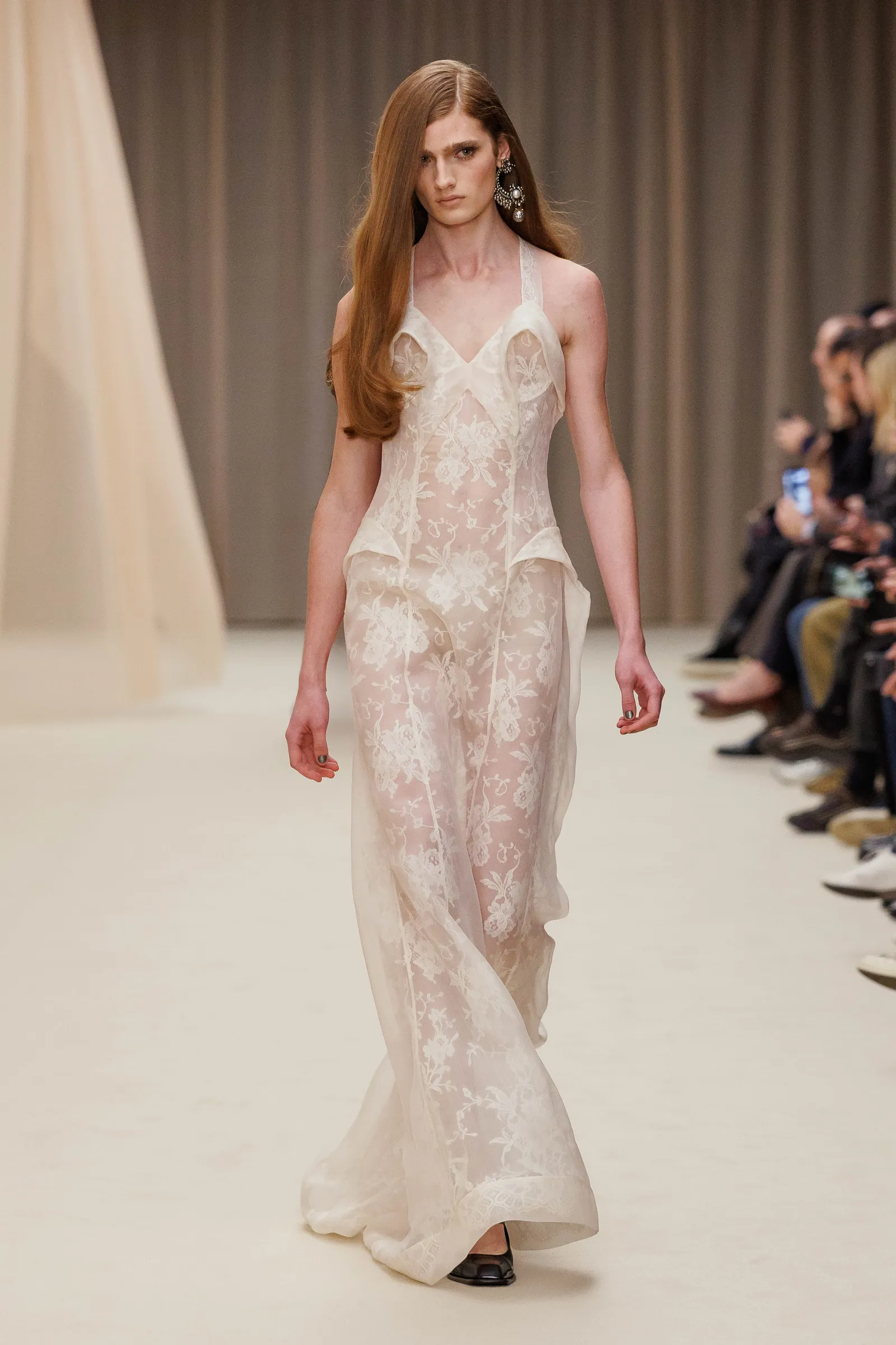 התמונה עשויה להכיל בגדים שמלת אופנה לבישה רשמית שמלת כלה שמלת כלה למבוגר ואדם