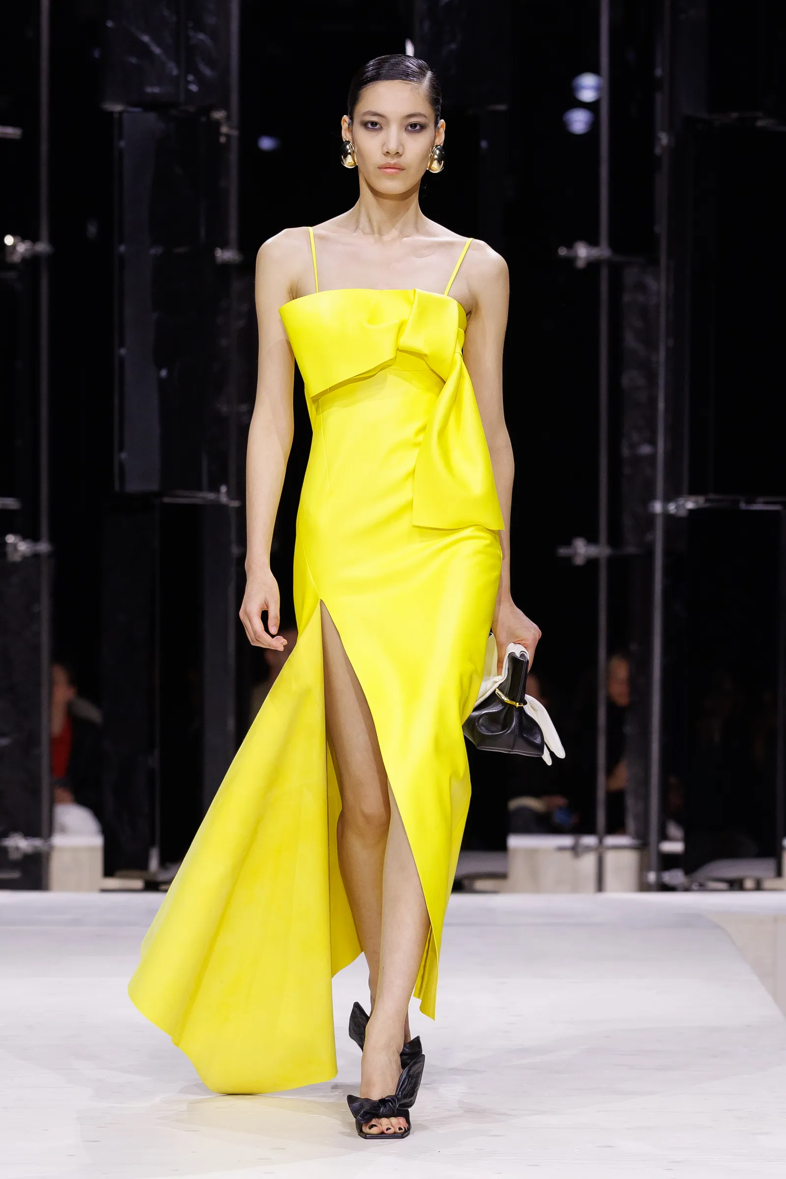 התמונה עשויה להכיל את Sonny Zhou לבוש שמלת שמלת ערב שמלת ערב אופנה אדם מבוגר ומסלול