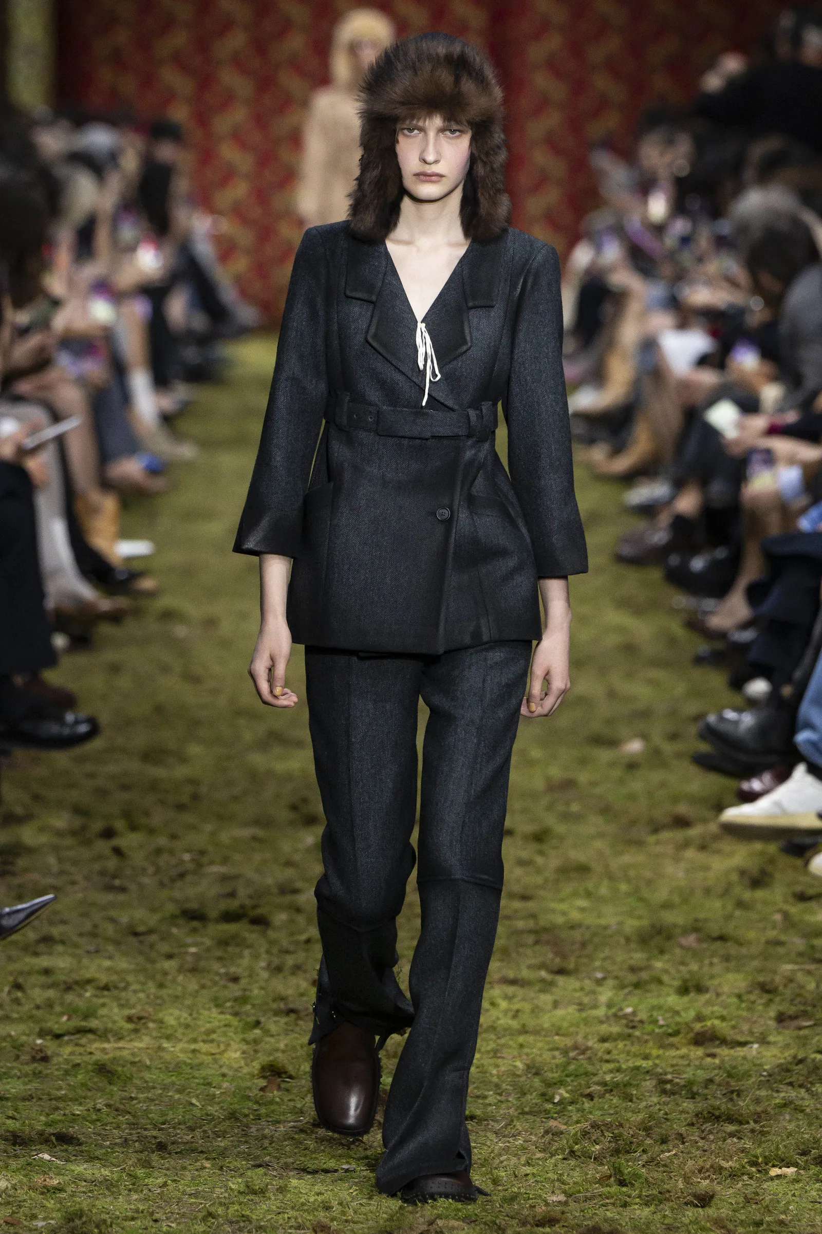 התמונה עשויה להכיל בגדים לבוש רשמי חליפת אדם מעיל הנעלה עומדת למבוגרים מכנסיים נעליים פנים וראש