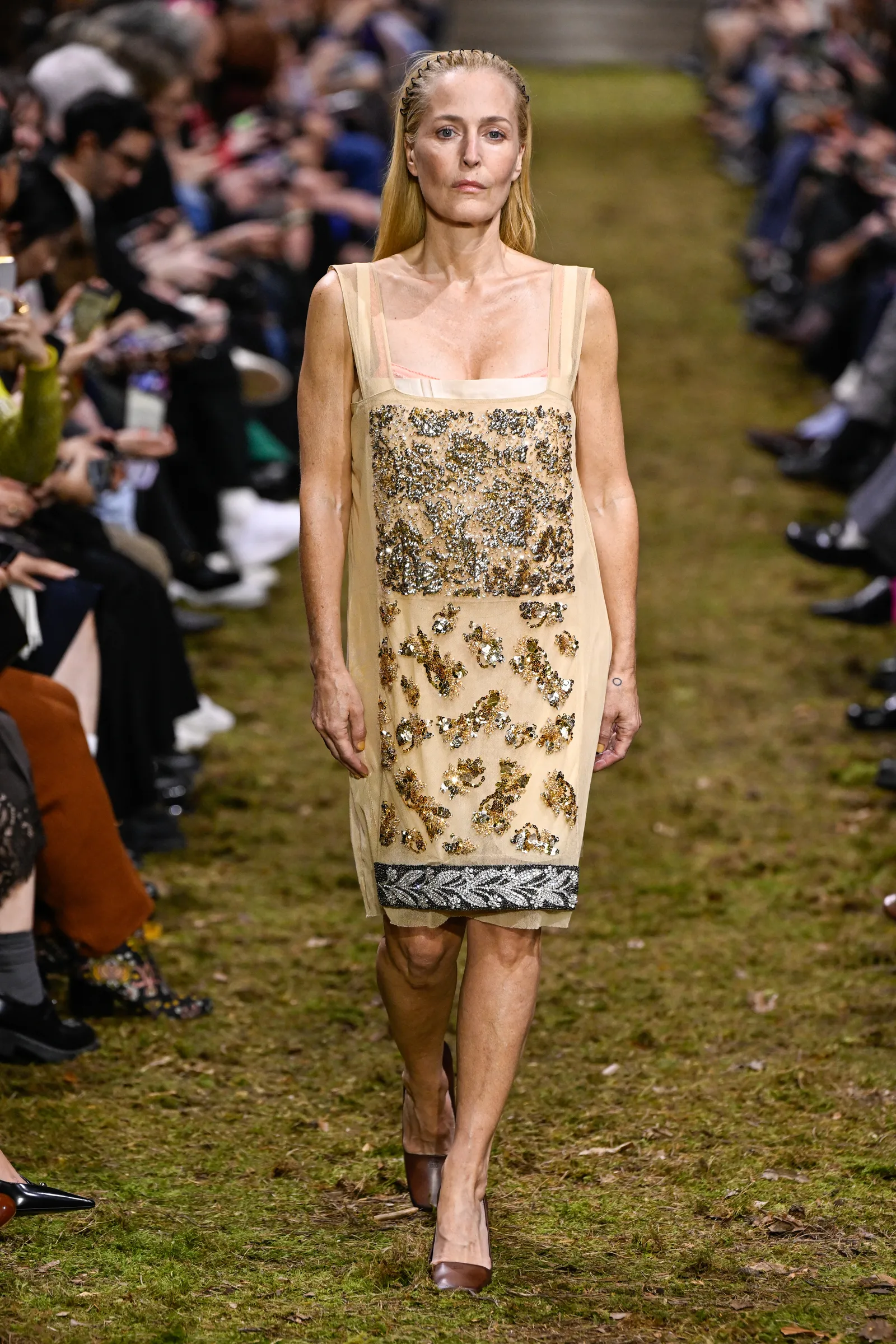 התמונה עשויה להכיל את Gillian Anderson Person ביגוד למבוגרים הנעלה ונעל