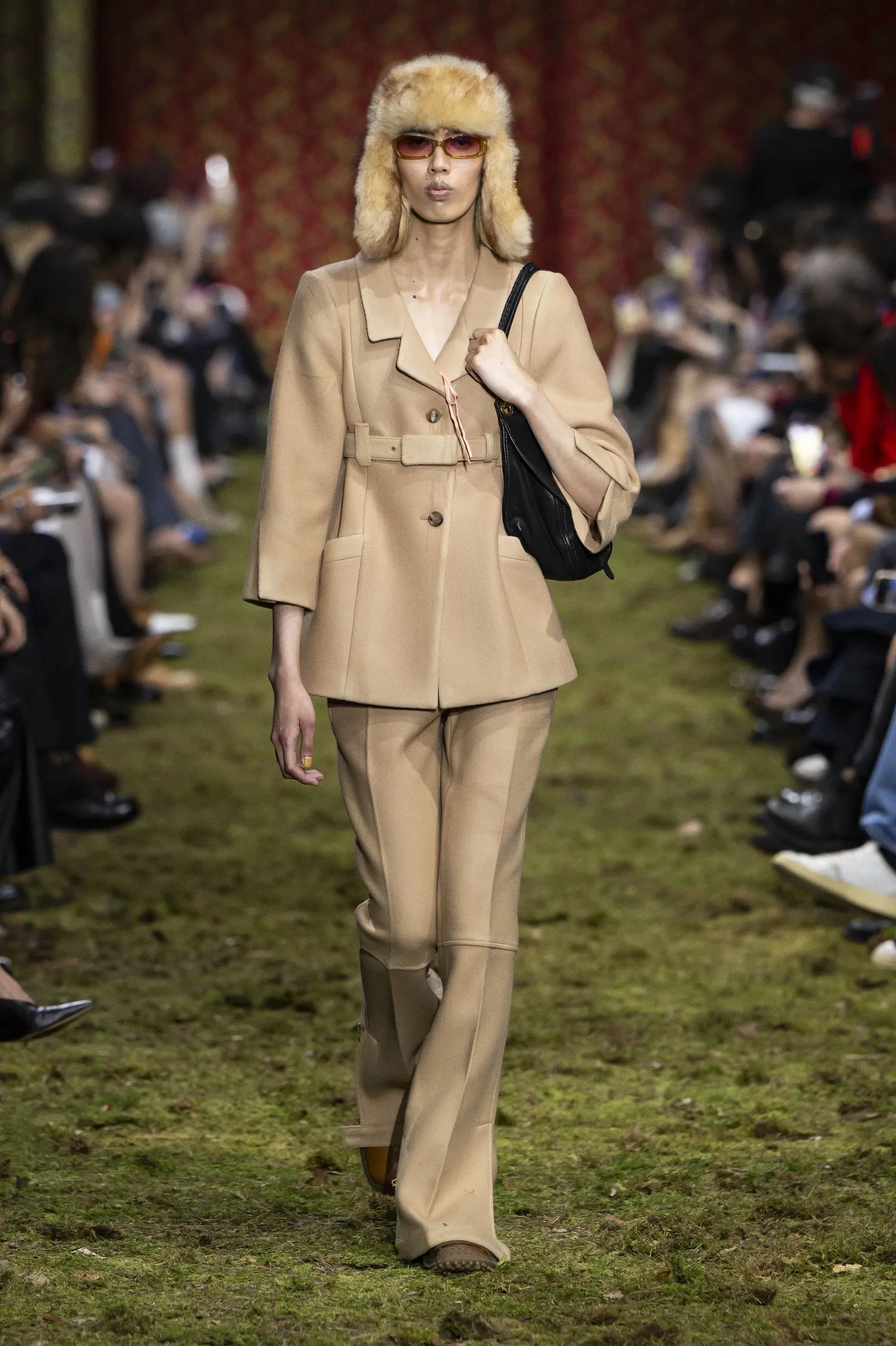 התמונה עשויה להכיל Kenshi Yonezu אדם אביזרים תיק תיק יד ביגוד מעיל משקפיים הנעלה למבוגרים נעל וכובע