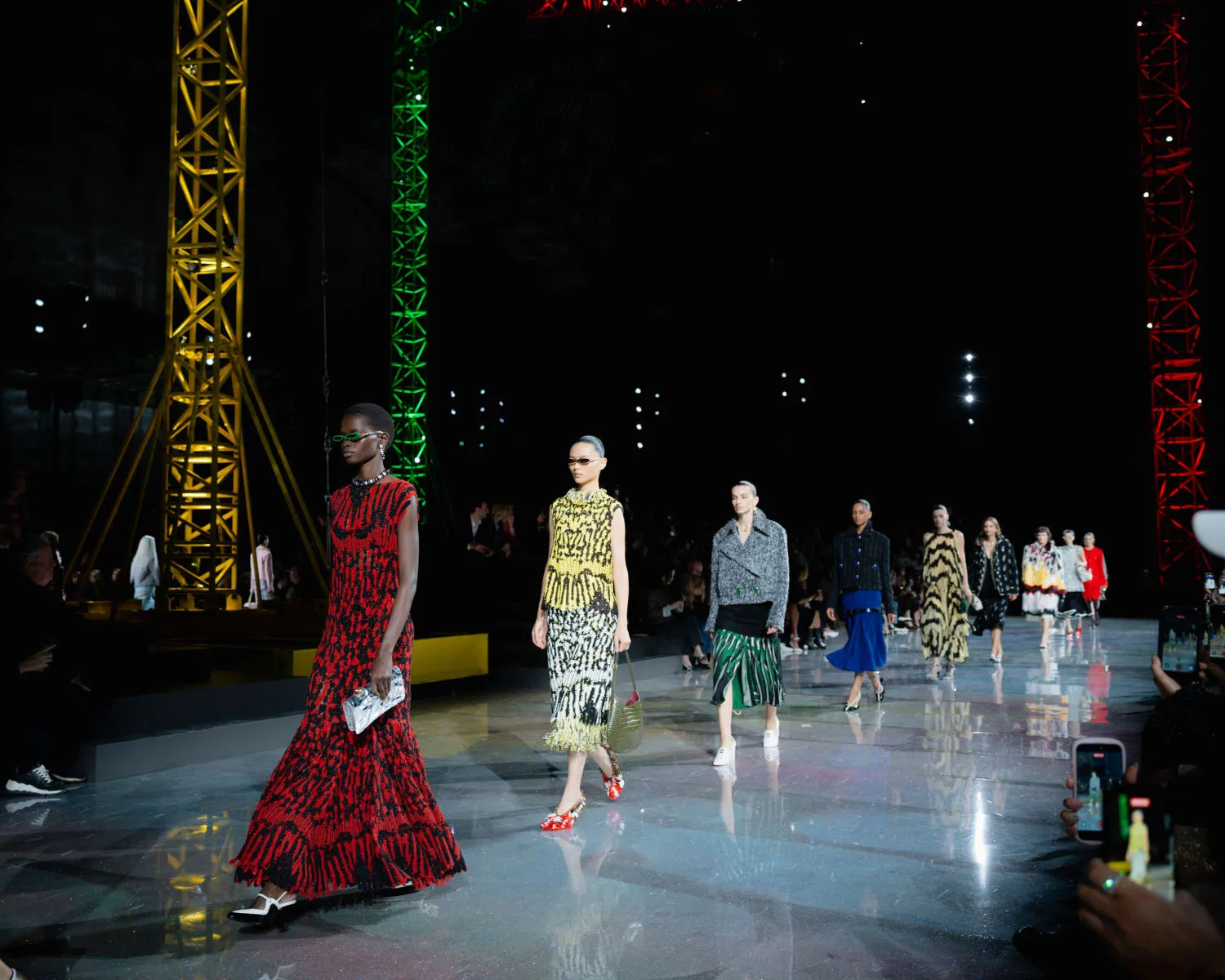 התמונה עשויה להכיל את Krista White Rila Fukushima אדם מבוגר ריקוד פעילויות פנאי אביזרים תיק ותיק