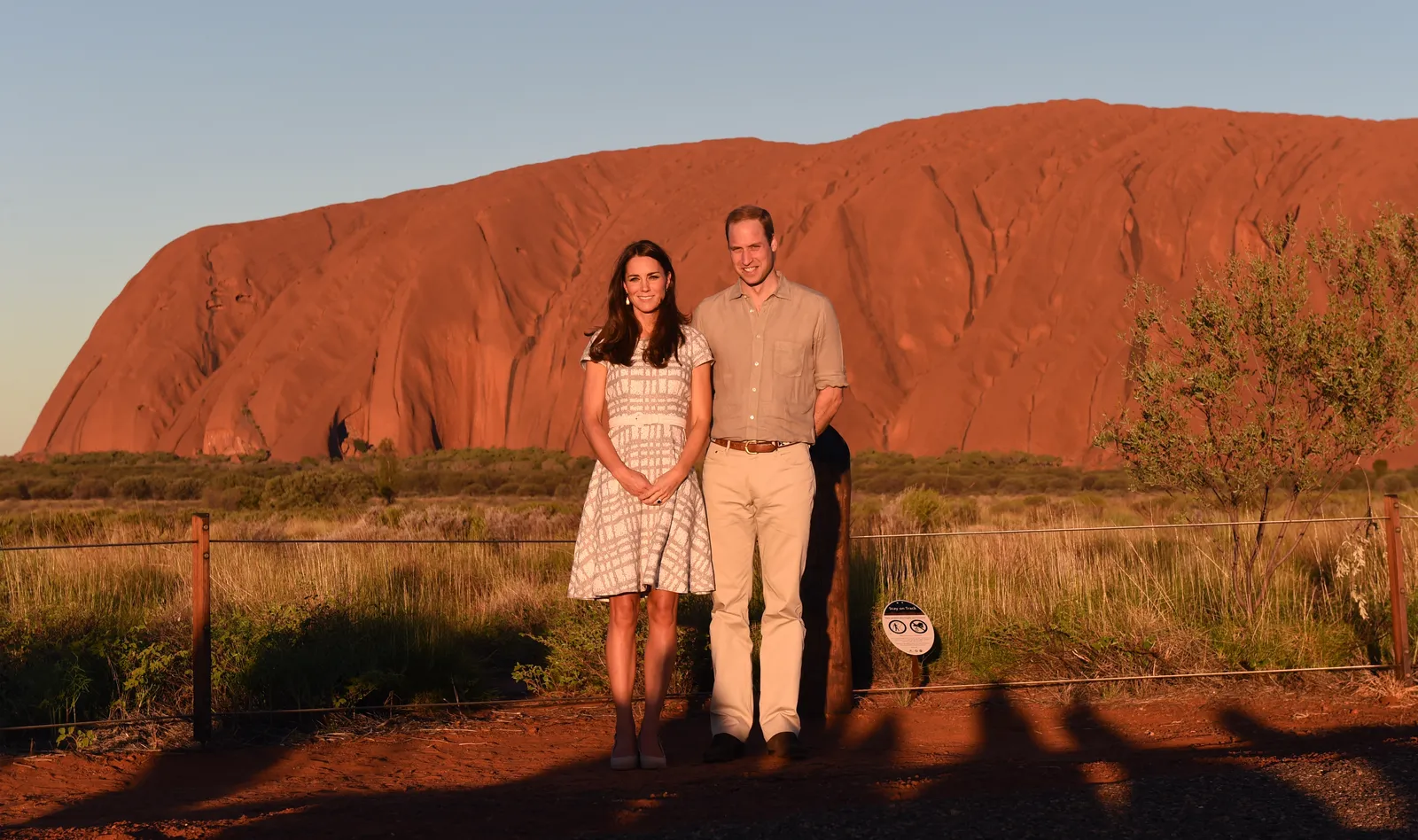 התמונה עשויה להכיל את הנסיך וויליאם דוכס מקיימברידג' ביגוד למבוגרים חולצת נעליים ונעליים פנים ראש