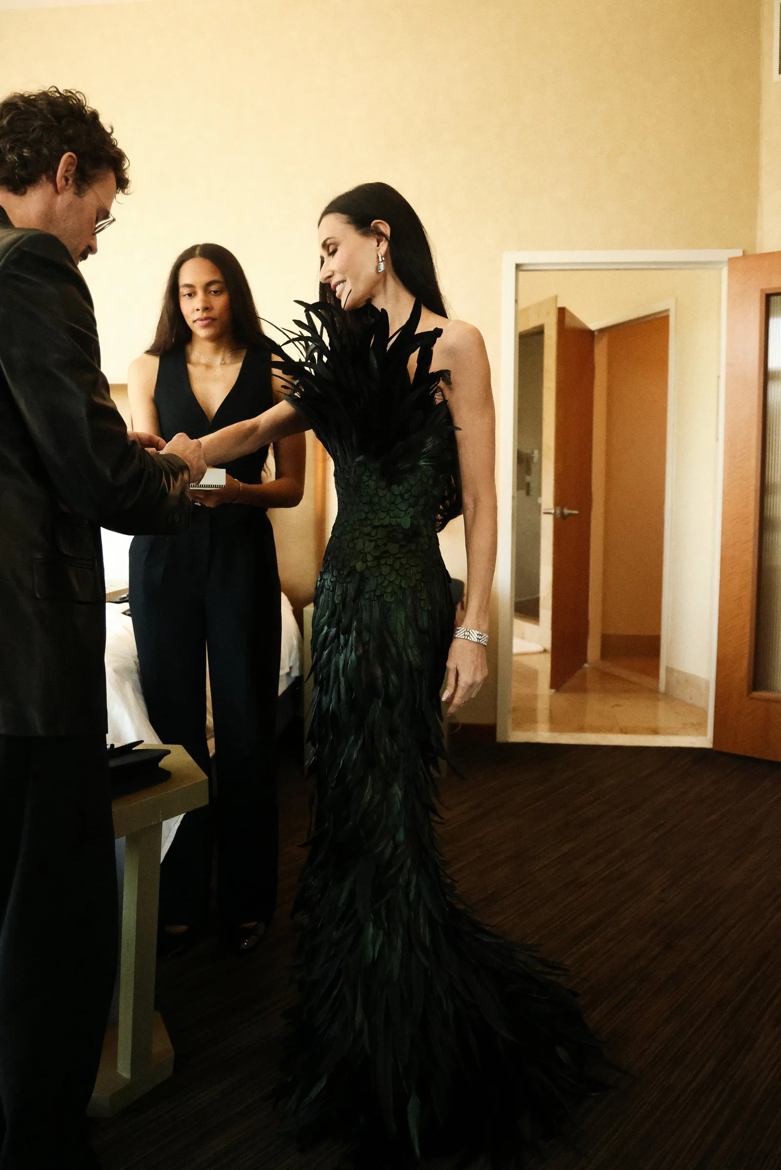 התמונה עשויה להכיל Demi Moore לבוש שמלת שמלת ערב שמלת ערב חליפת אדם למבוגרים שמלת אופנה ופנים