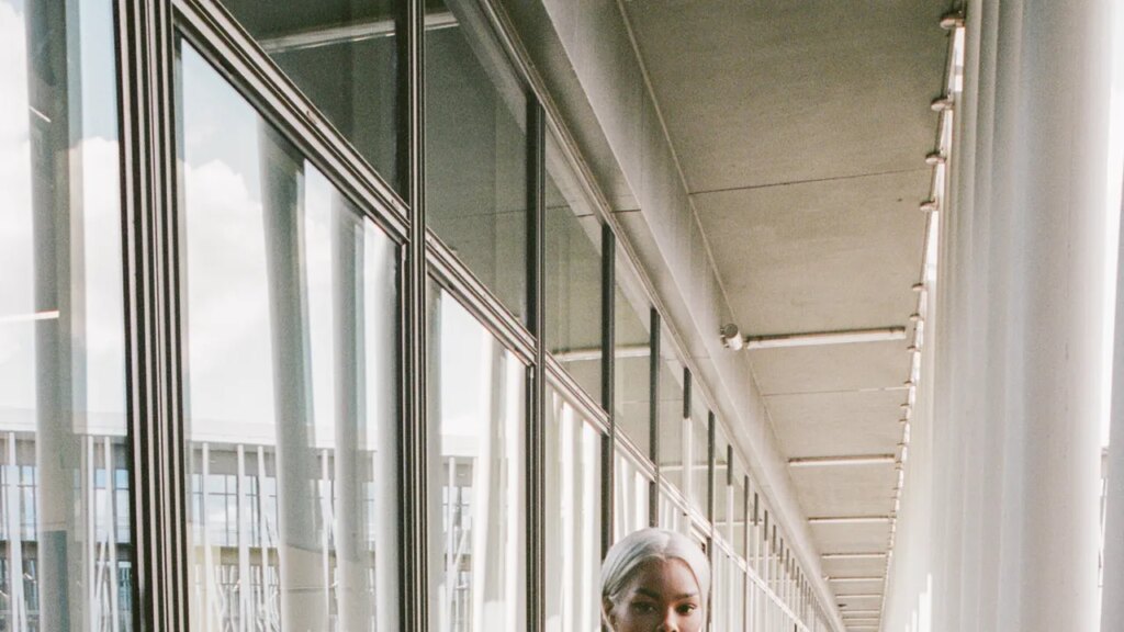 טייאנה טיילור יודעת ש"מיליון בנות יהרגו בשביל העבודה שלה" - ושמלת שאנל שלה