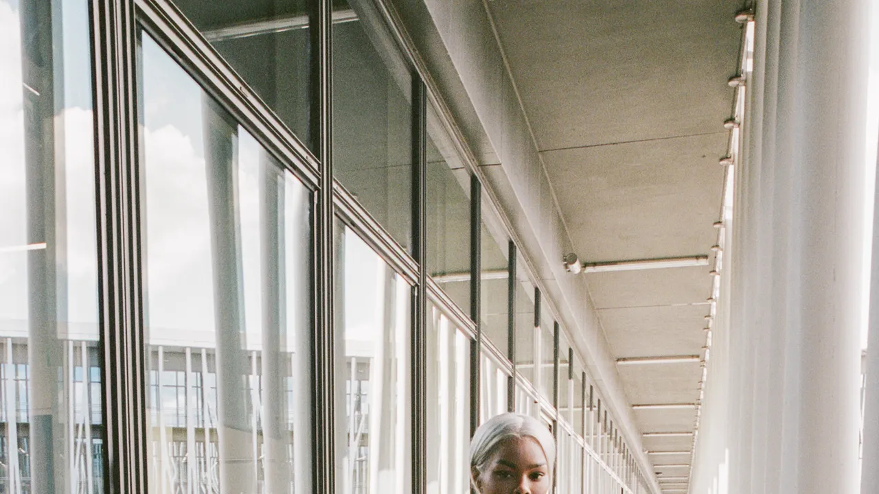 טייאנה טיילור יודעת ש"מיליון בנות יהרגו בשביל העבודה שלה" - ושמלת שאנל שלה