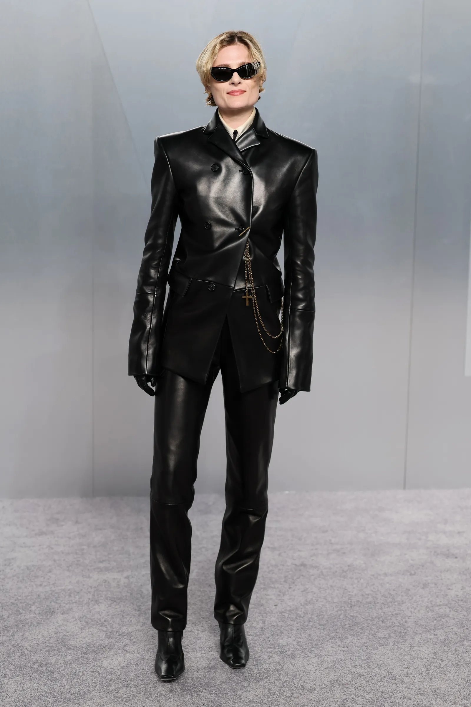 התמונה עשויה להכיל סטנה קטיק ביגוד חליפת מעיל מעיל בלייזר למבוגרים ואדם