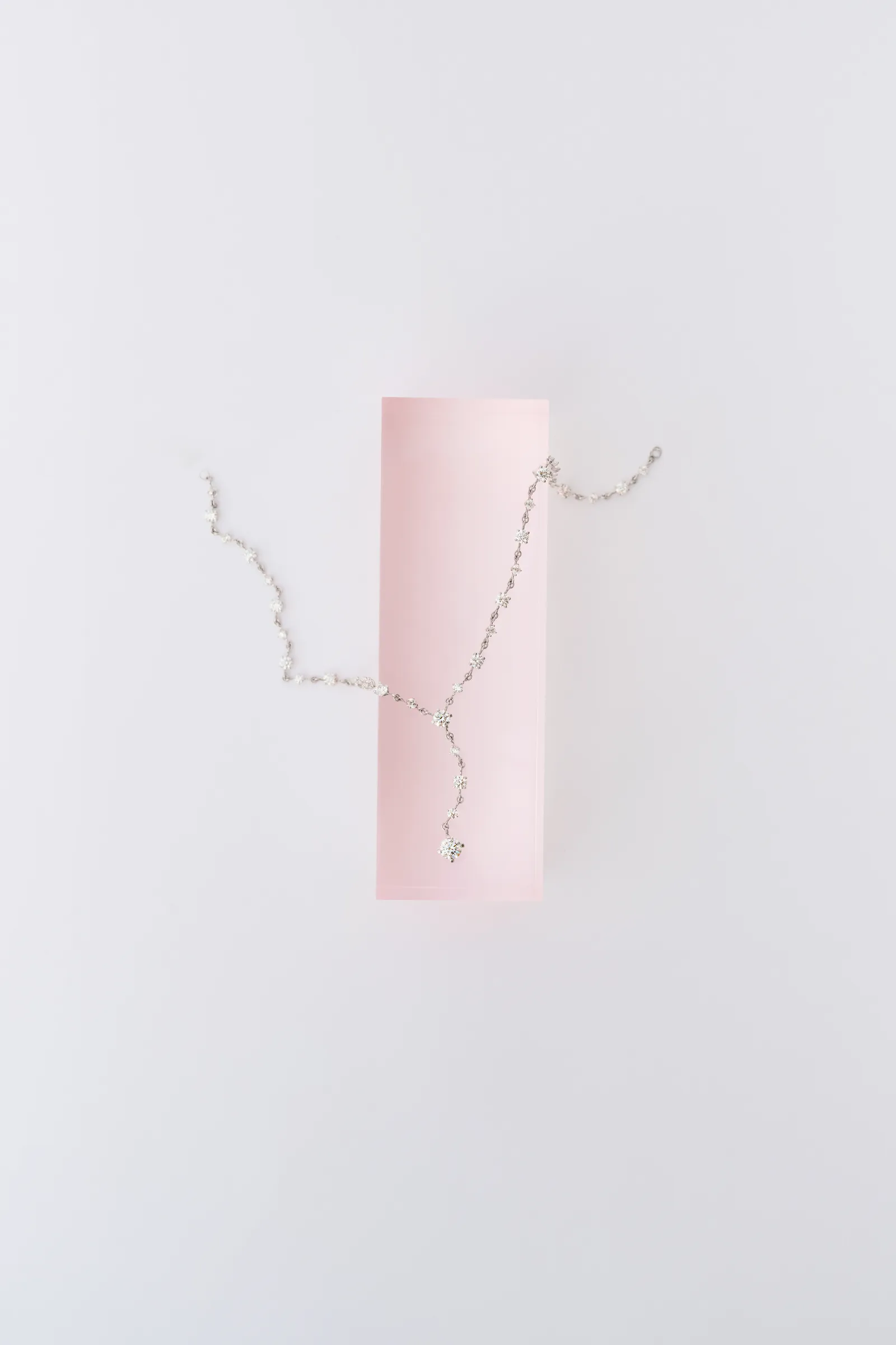 התמונה עשויה להכיל אביזרים תכשיטים שרשרת וצילינדר