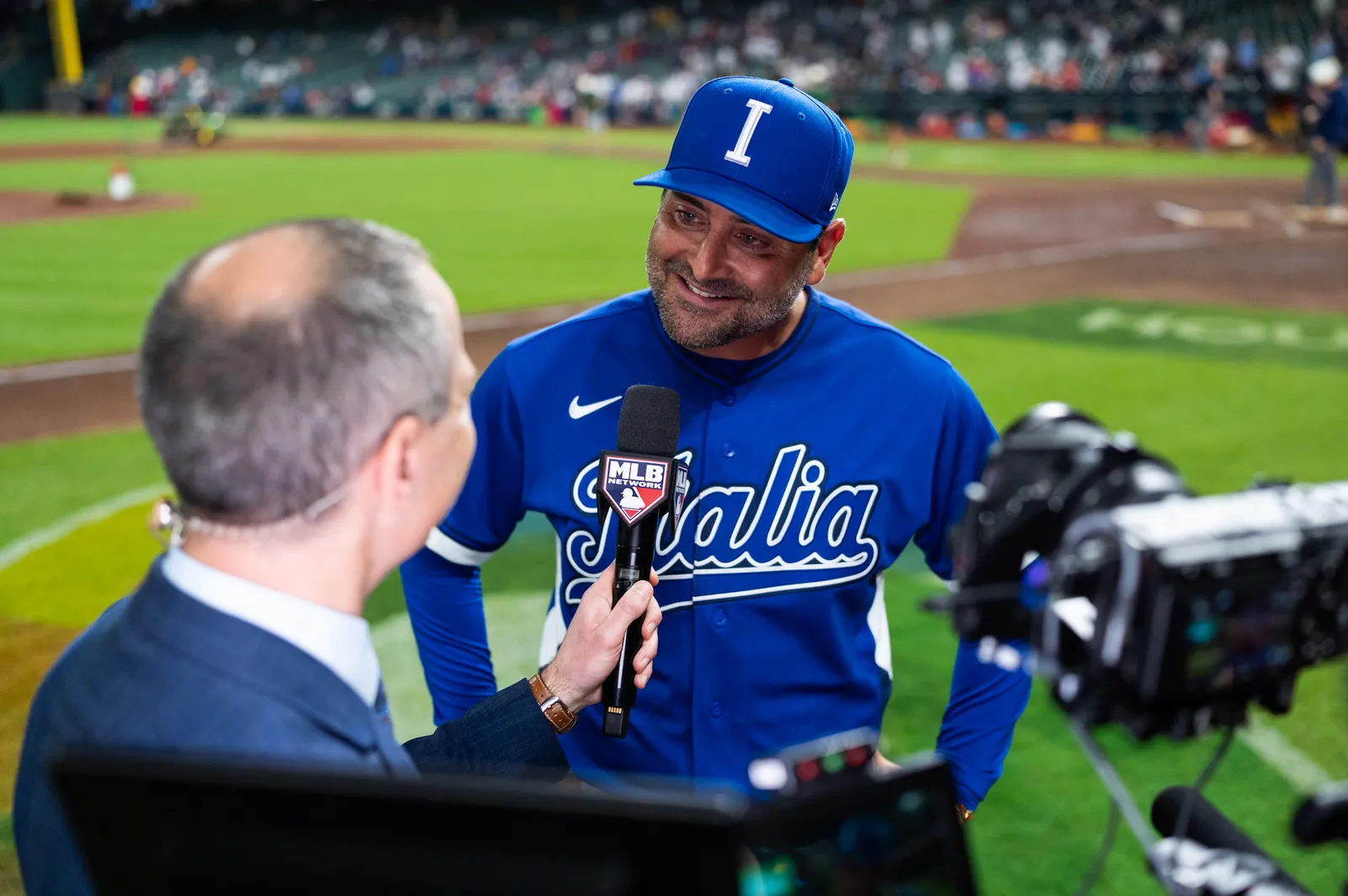 התמונה עשויה להכיל Francisco Cervelli אנשים אדם מבוגר קהל שיחה כובע בייסבול כובע בגדים וכובע