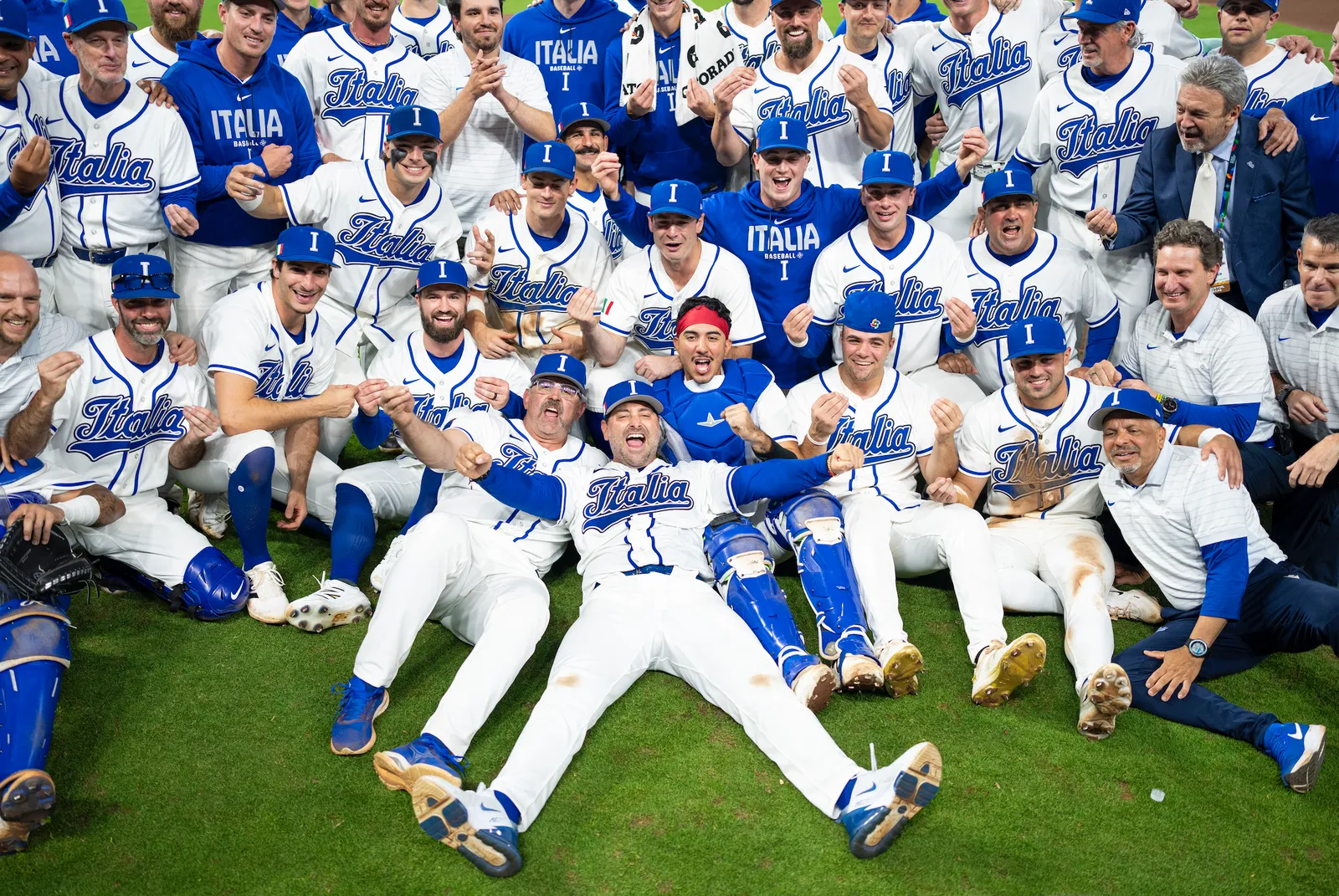 התמונה עשויה להכיל את פרנסיסקו סרבלי בריאן שליטר טימותי פיטרס שון ניוקומב סטיב קלונגר ודן אלטווילה