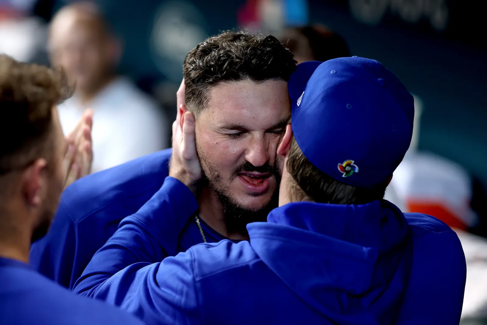 התמונה עשויה להכיל חלק גוף אצבע יד אדם מבוגר זקן פנים ראש כובע בגדים כובע אנשים וכובע בייסבול