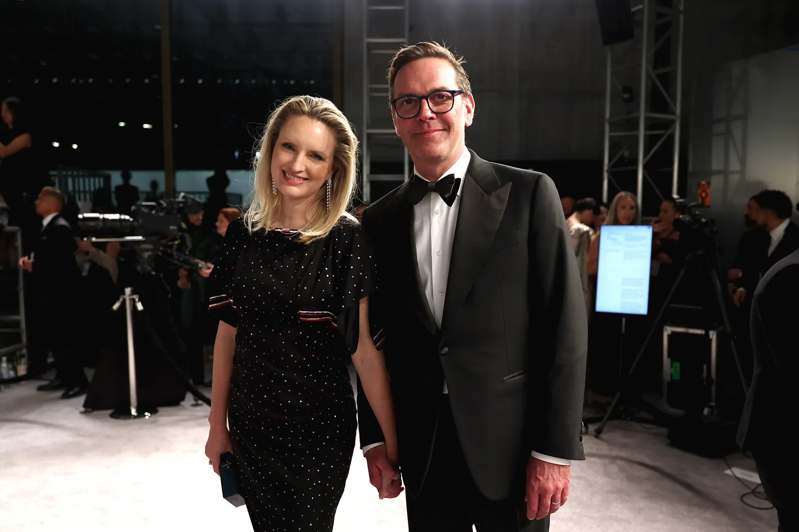 התמונה עשויה להכיל ג'יימס מרדוק ביגוד חליפת לבוש רשמי אופנה מעיל בלייזר ז'קט אדם מבוגר וטוקסידו