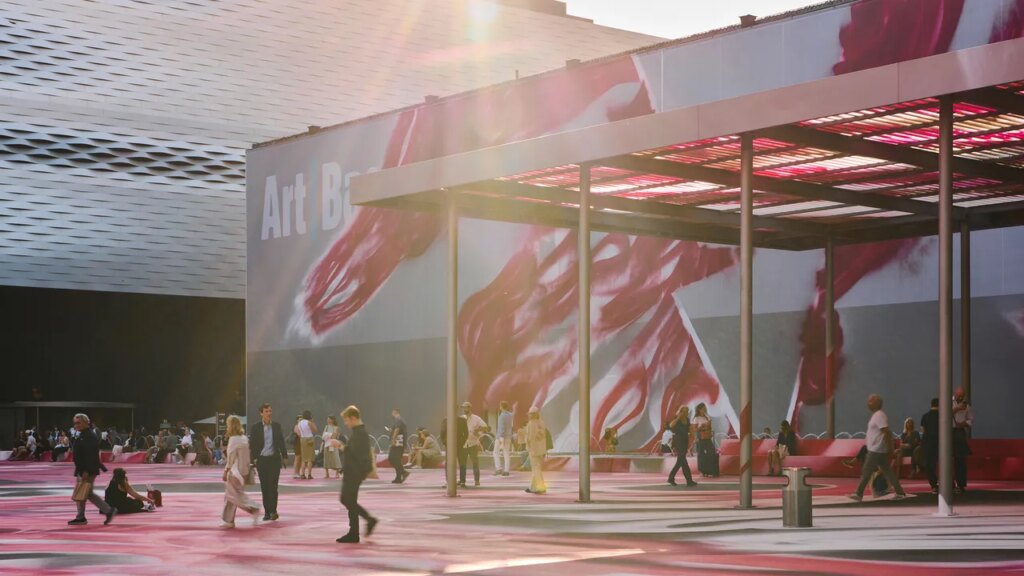 Move Over, Davos: ג'יימס מרדוק משיק תערוכת King Making Ideas, בהתבסס על ירידי האמנות שלו בבאזל