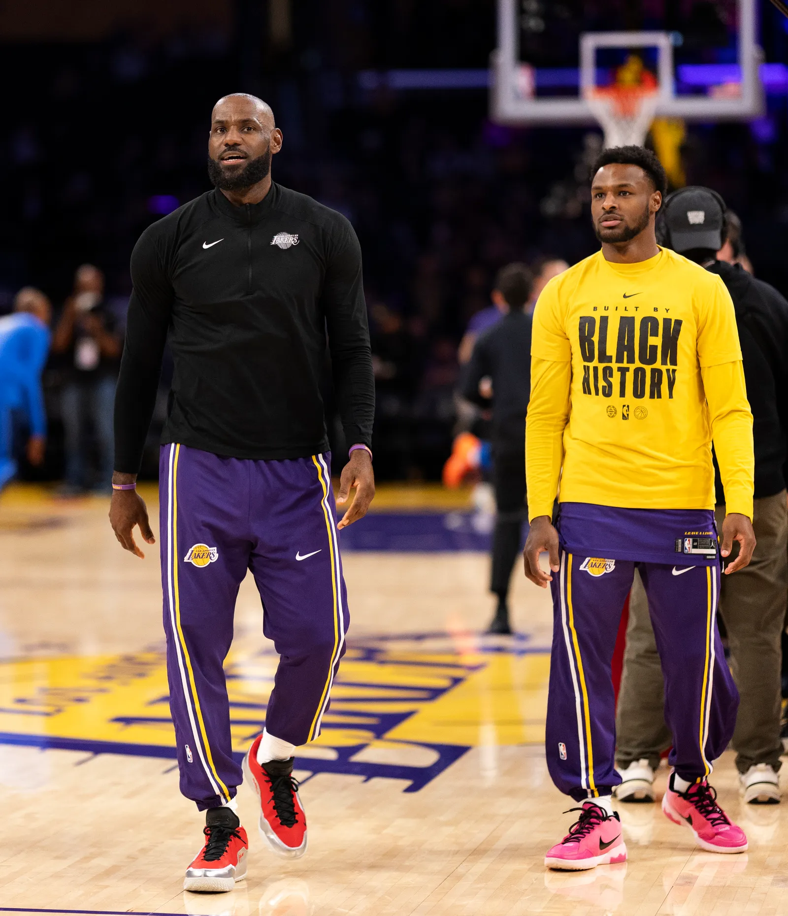 התמונה עשויה להכיל את לברון ג'יימס טדי וויליאמס אדם ואנשים למבוגרים