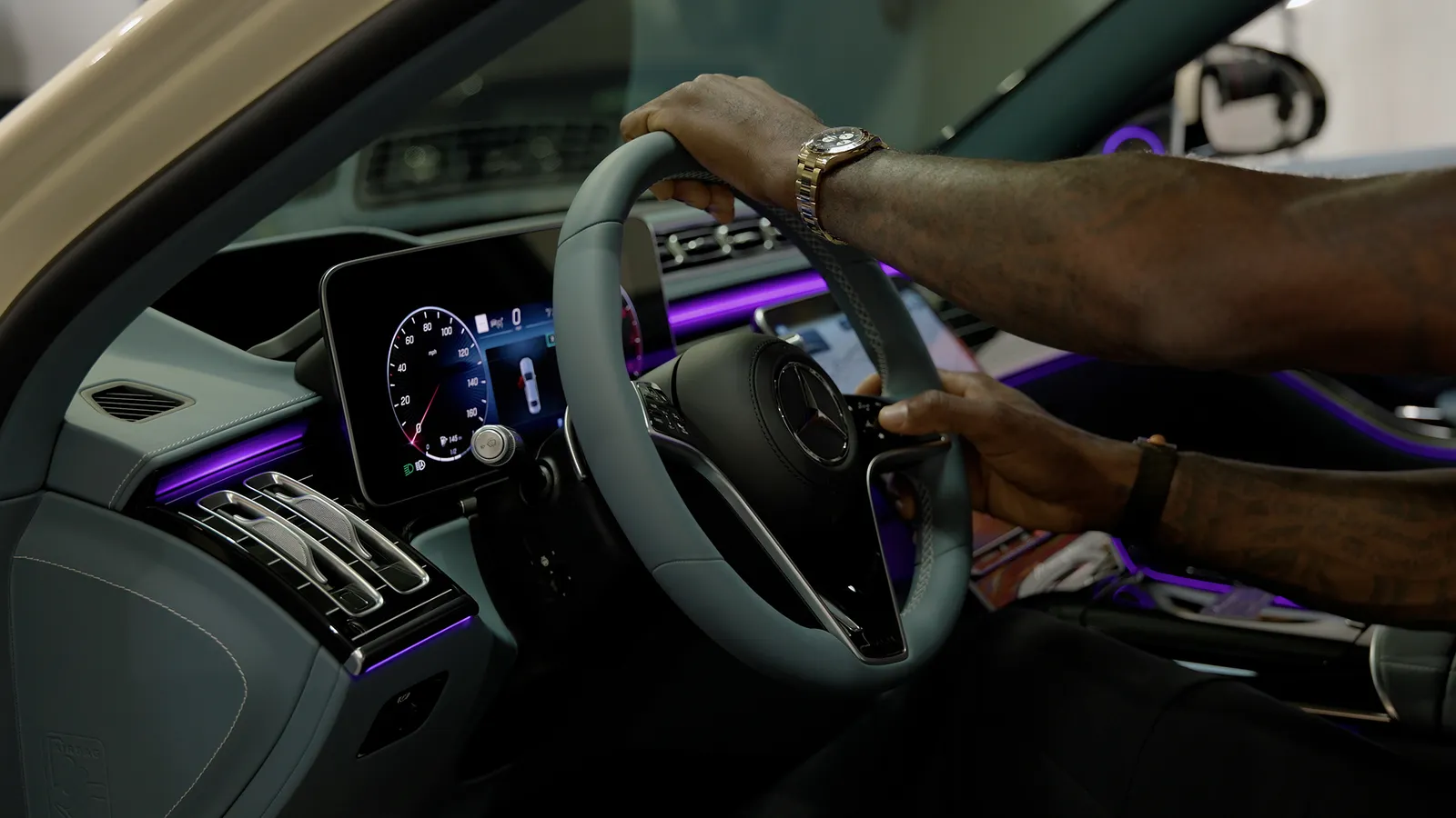 התמונה עשויה להכיל שעון יד של רכב תחבורה וגלגל הגה