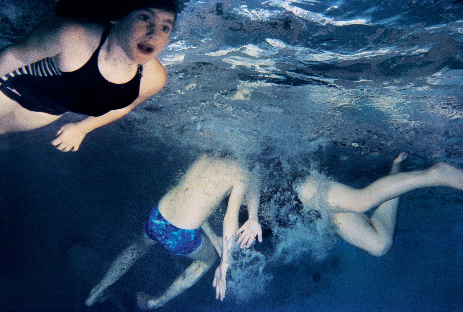 התמונה עשויה להכיל פעילויות פנאי אדם ספורט שחייה ספורט מים ביגוד מכנסיים קצרים בגדי ים ופנים