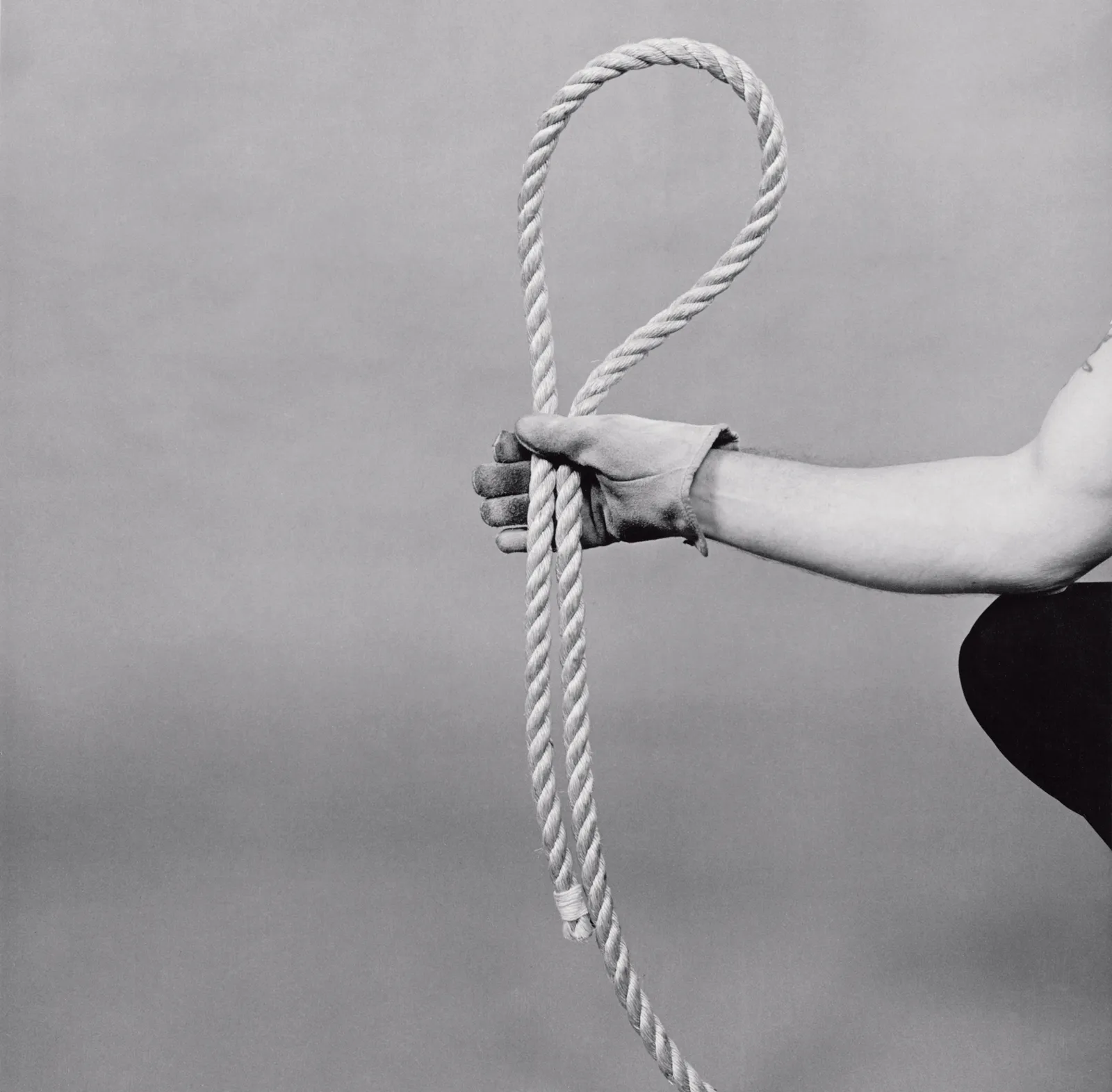 התמונה עשויה להכיל כפפת בגדי חבל וקשר